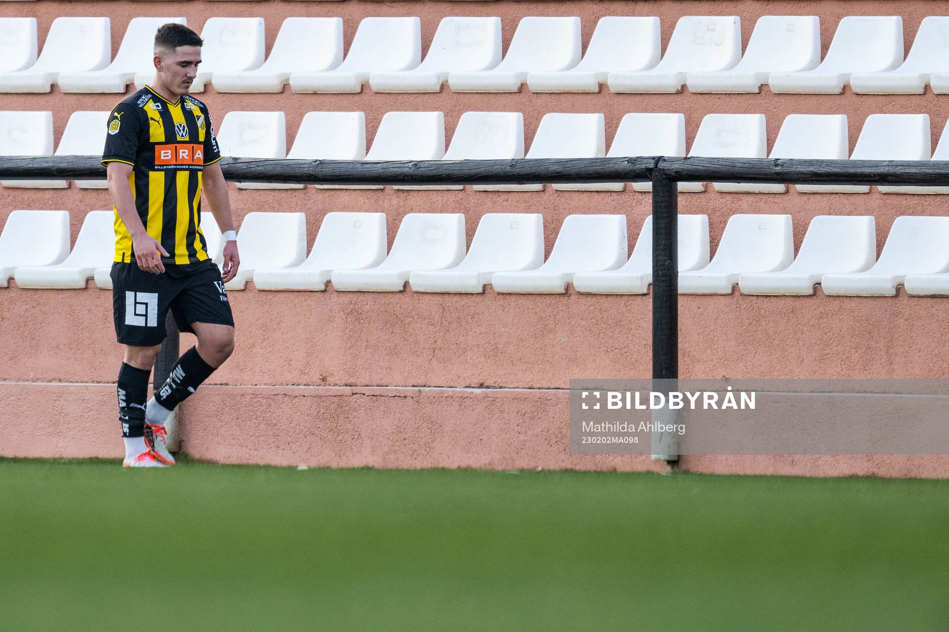 Häckens Semir Bosnic lämnar plan