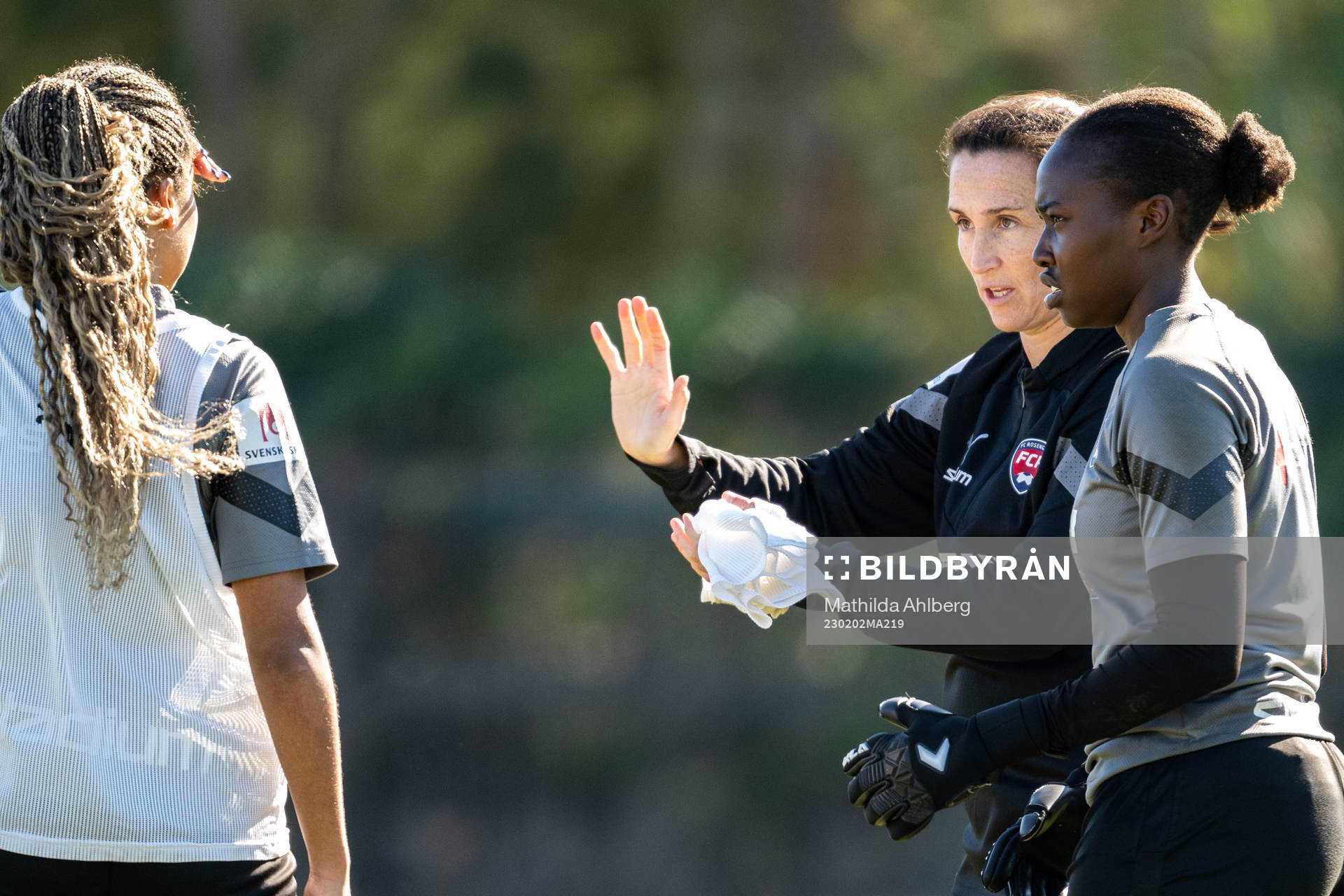 Målvaktstränare Shannon Lynn och målvakt Angel Mukasa