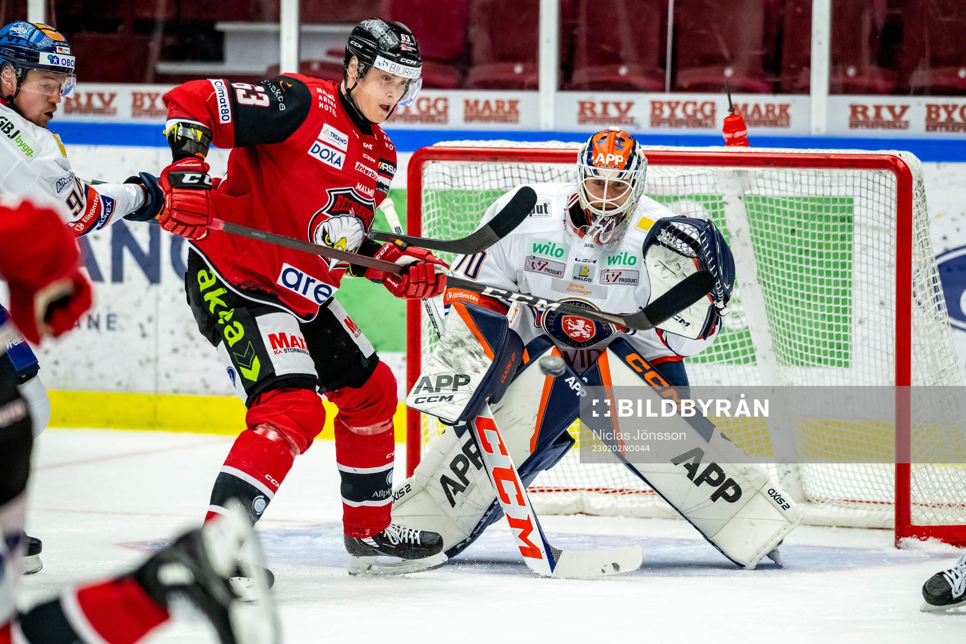 Malmö Redhawks Fredrik Händemark  framför Växjös