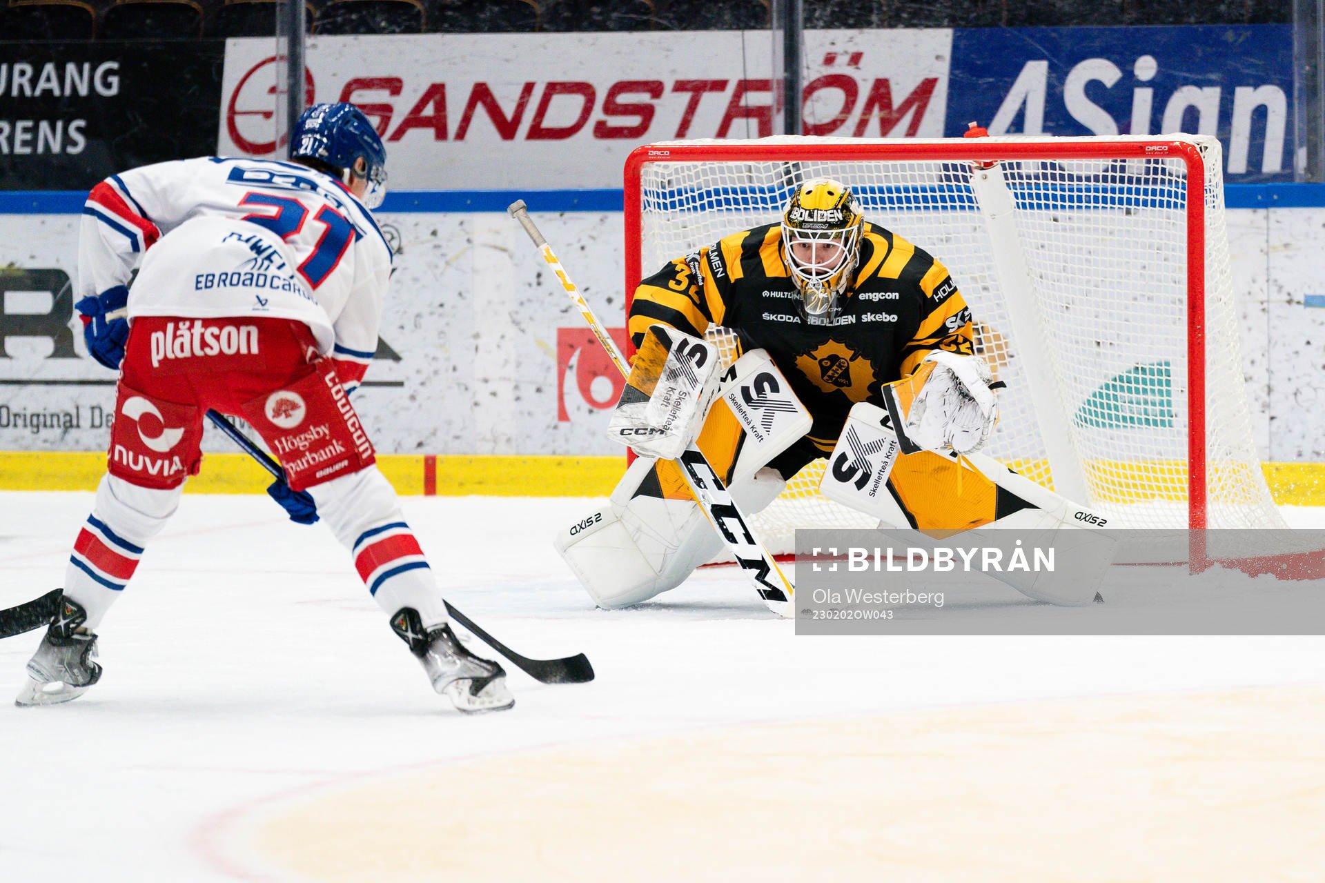 Oskarshamns Myles Powell och Skellefteås målvakt Linus