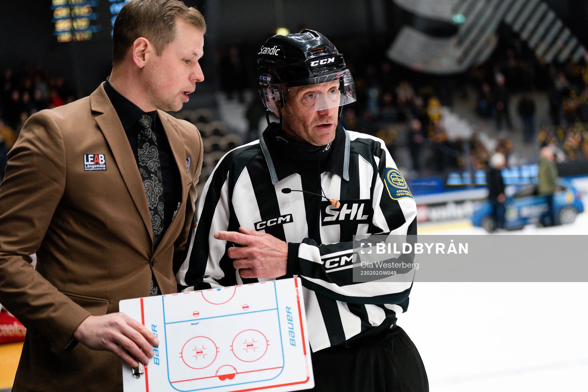Oskarshamns tränare Martin Filander pratar med linjedomare
