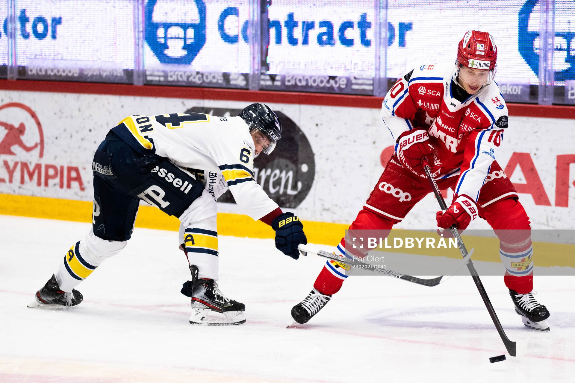 HV71s Eric Martinsson och Timrås Robin Alvarez