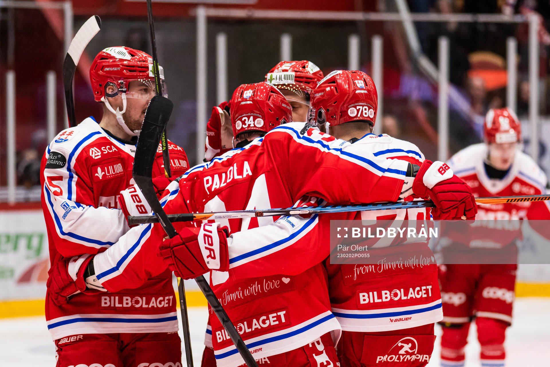 Timrås Olli Palola jublar med lagkamrater