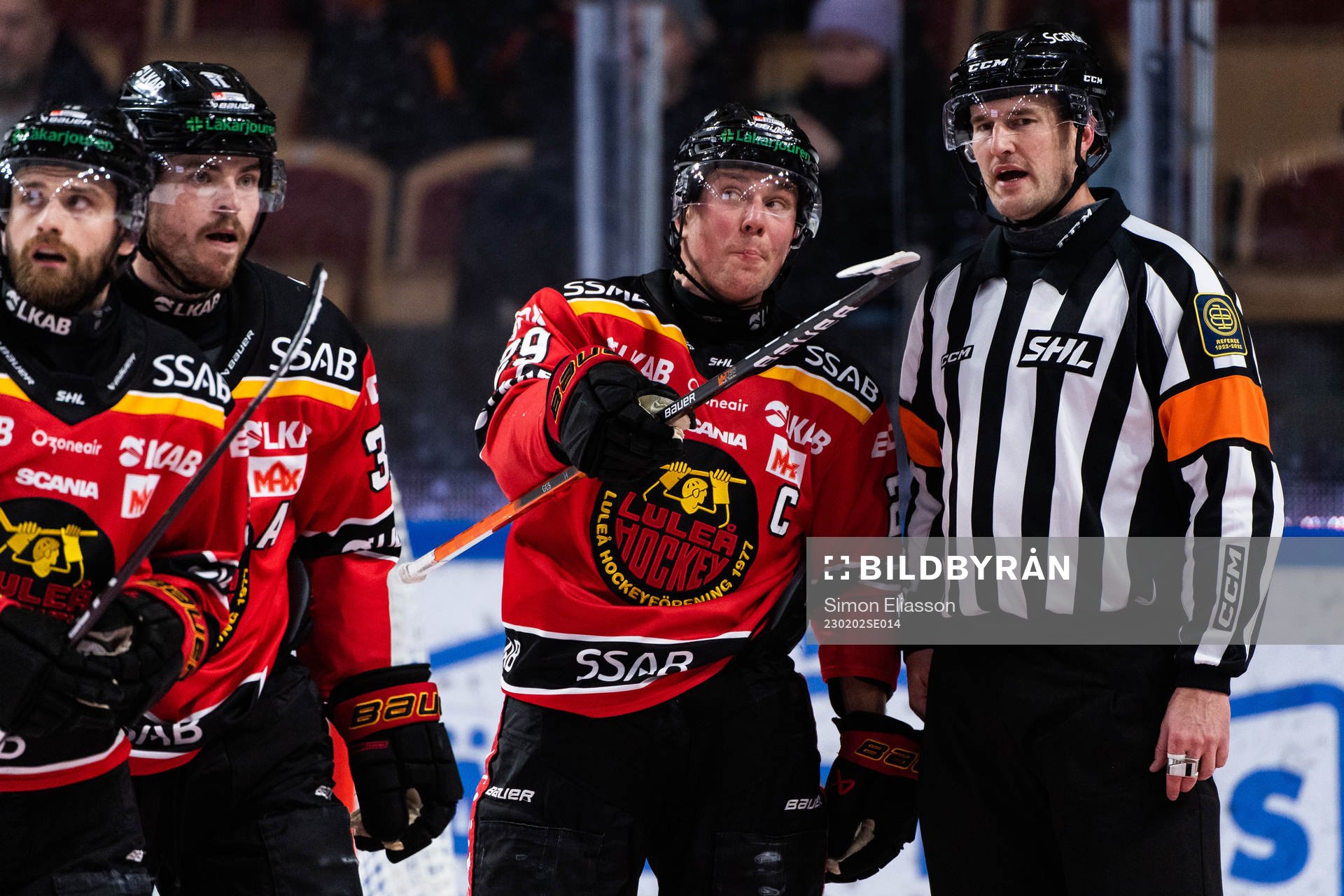 Luleås Erik Gustafsson och domare Johan Nordlöf