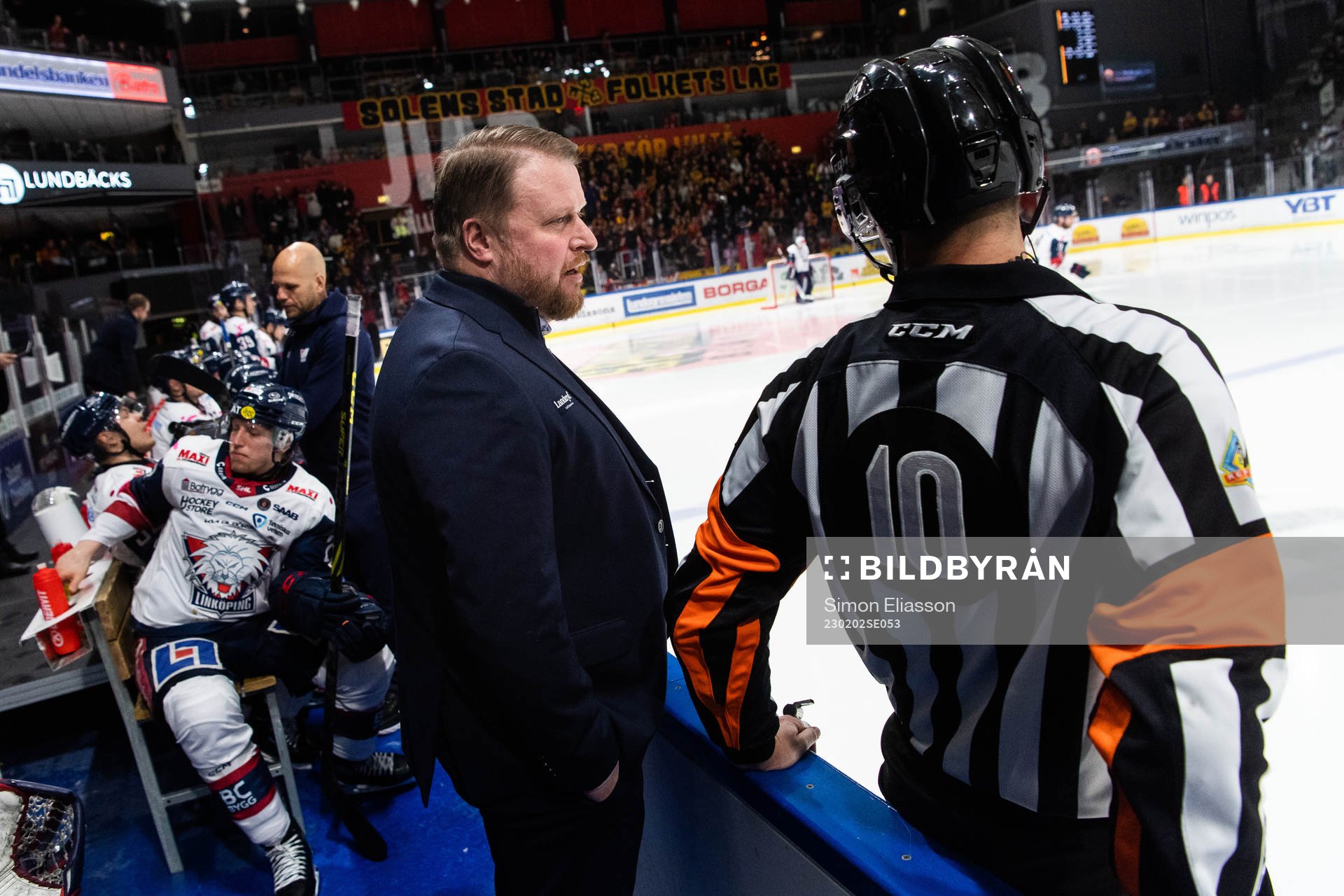 Linköpings tränare Klas Östman i diskussion med domare