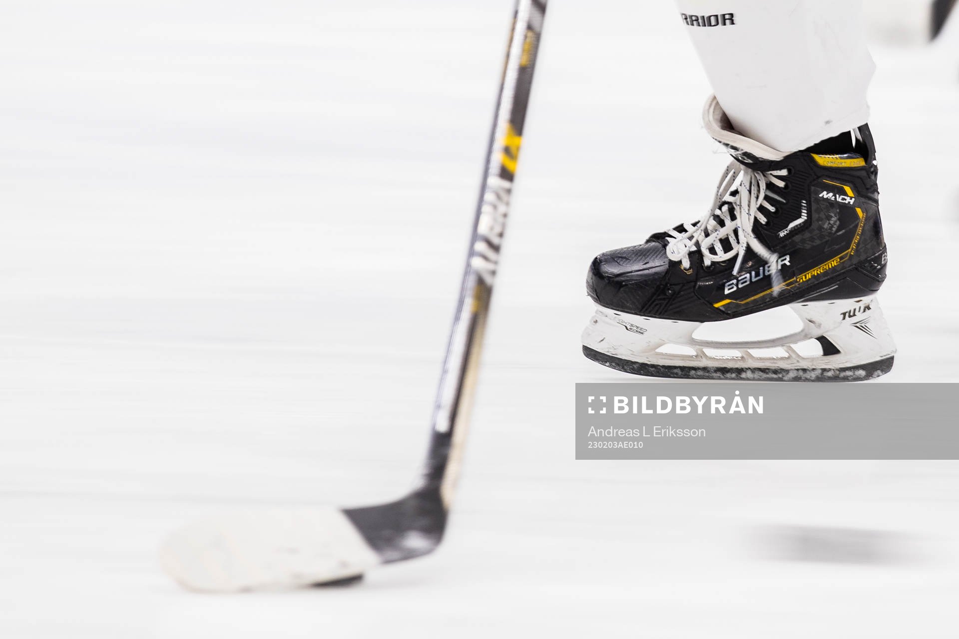 En skridsko och klubba innan ishockeymatchen i