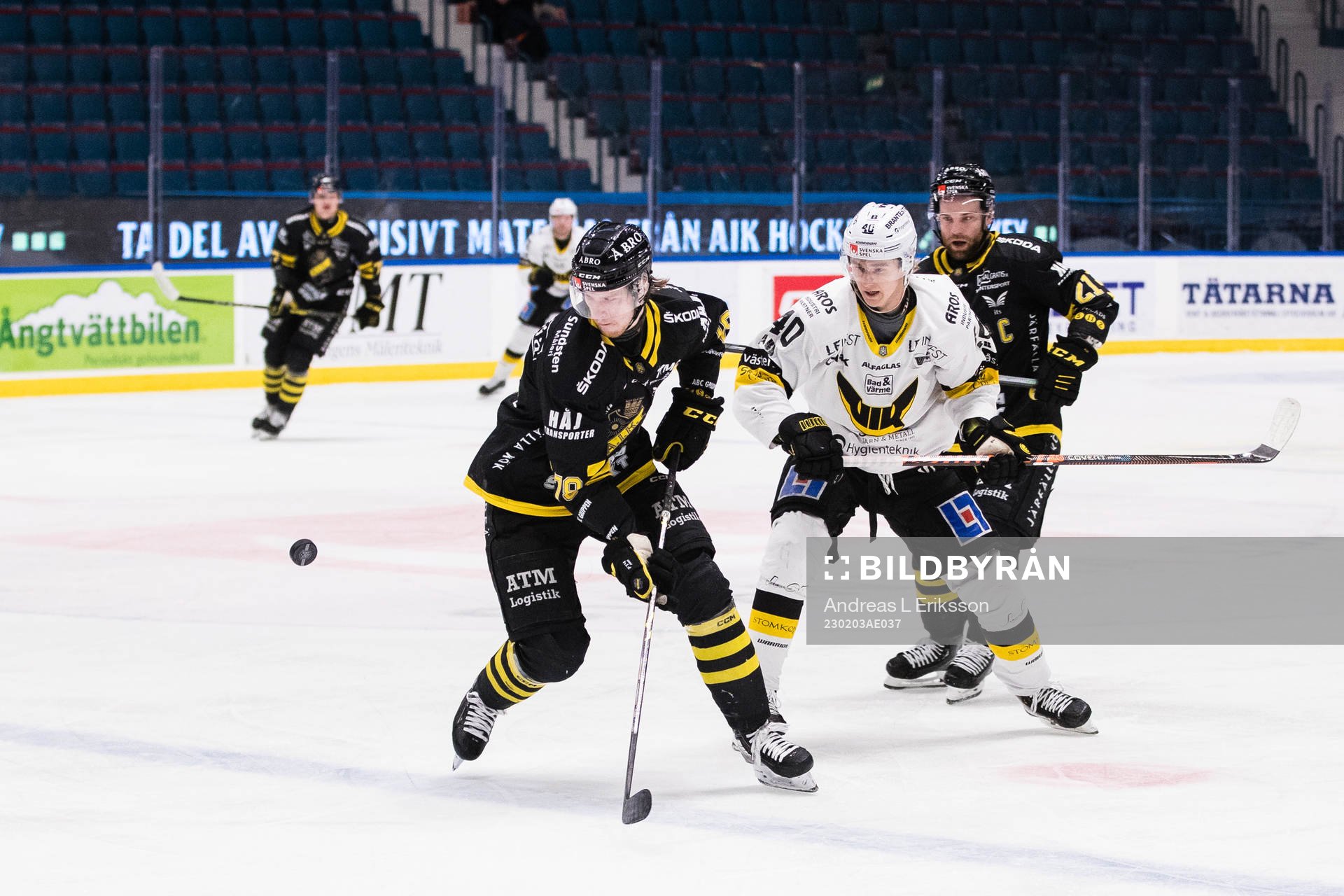 AIKs Thimo Nickl och Christian Sandberg i kamp om pucken