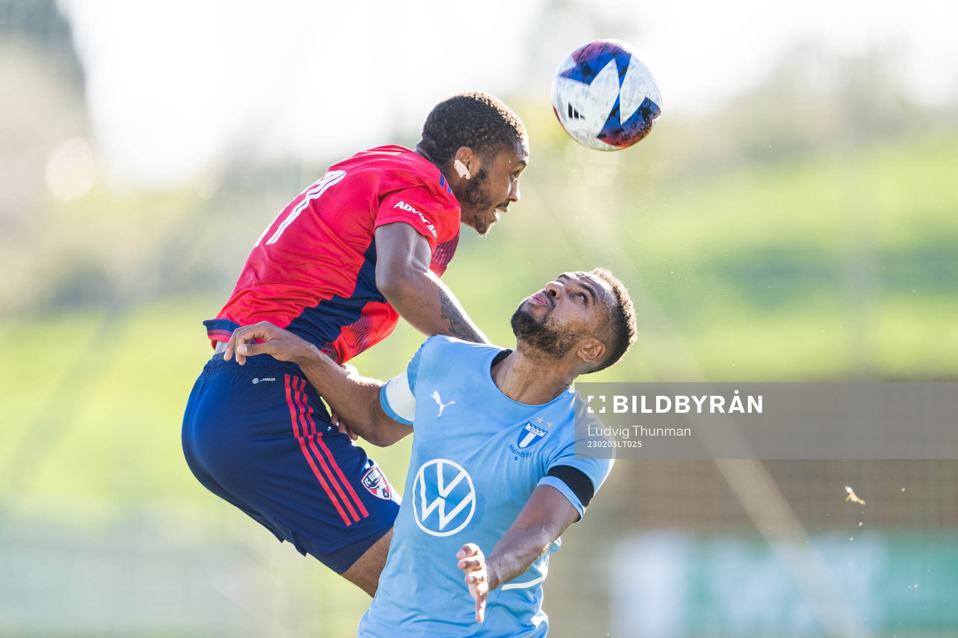 Tafari Nkosi of Dallas and Isaac Kiese Thelin of Malmö FF
