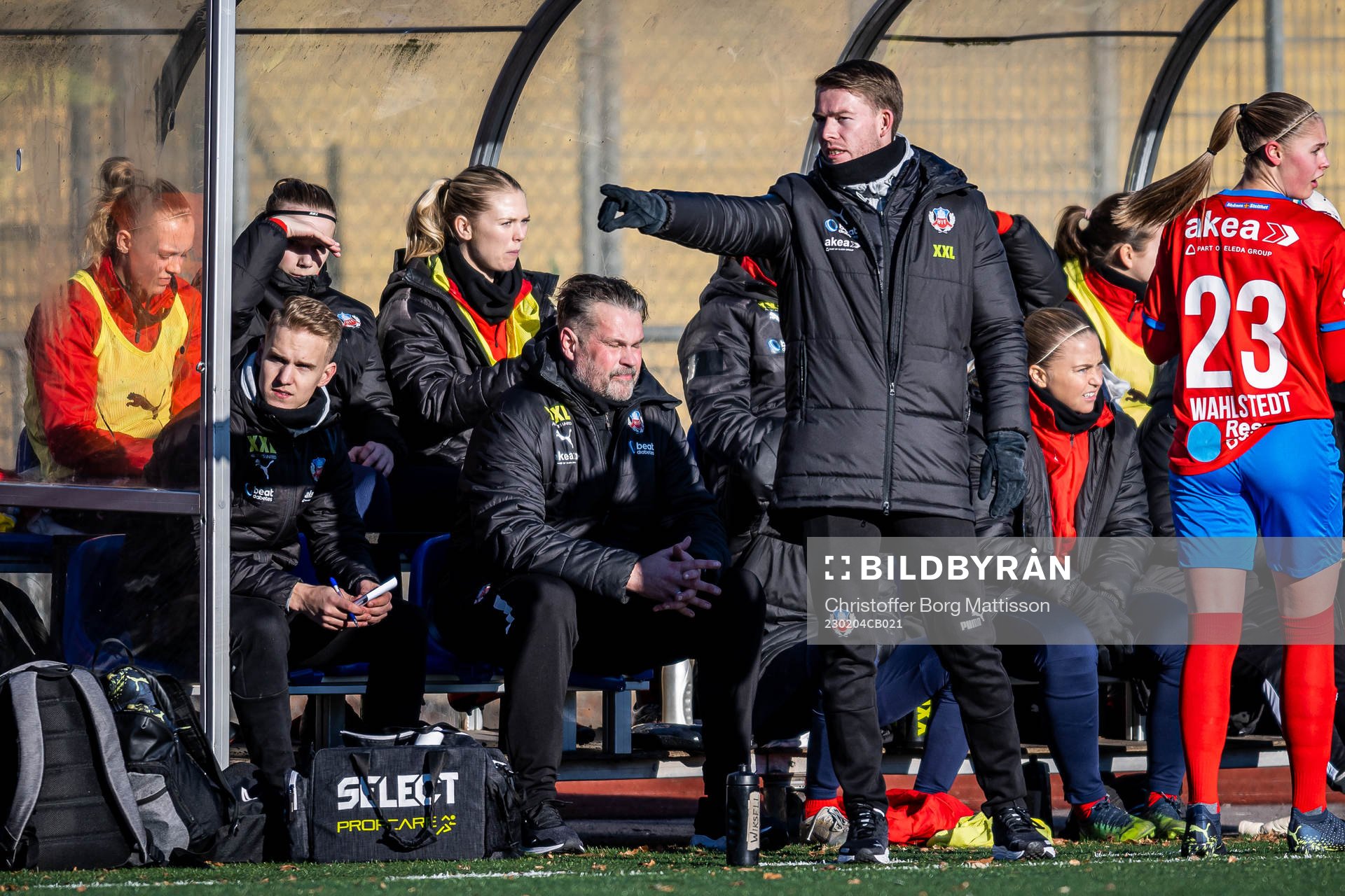Helsingborgs tränare Kristoffer Schönbeck under träningsmatchen i fotboll mellan Malmö FF och Helsingborgs IF den 4 februari 2023 i Malmö.
