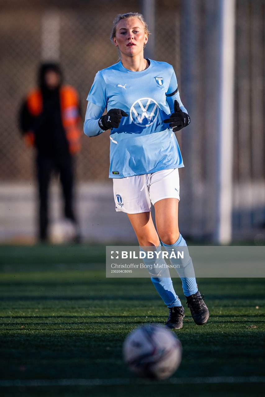 Malmö FFs Holly Persson under träningsmatchen i fotboll mellan Malmö FF och Helsingborgs IF den 4 februari 2023 i Malmö.