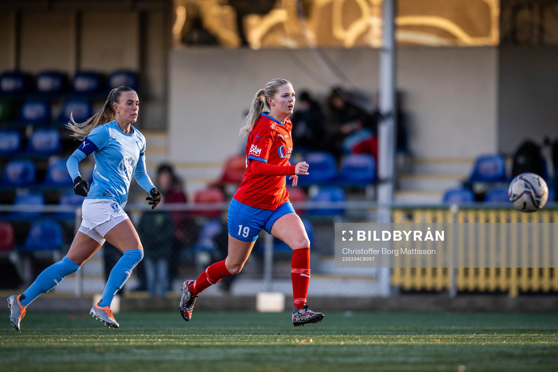 Malmö FFs Elin Björklund och Helsingborgs Julia Jonassen under träningsmatchen i fotboll mellan Malmö FF och Helsingborgs IF den 4 februari 2023 i Malmö.