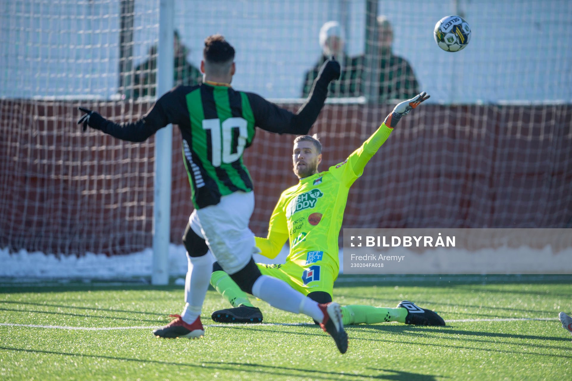 GAIS Mervan Celik och Varbergs målvakt Fredrik Andersson