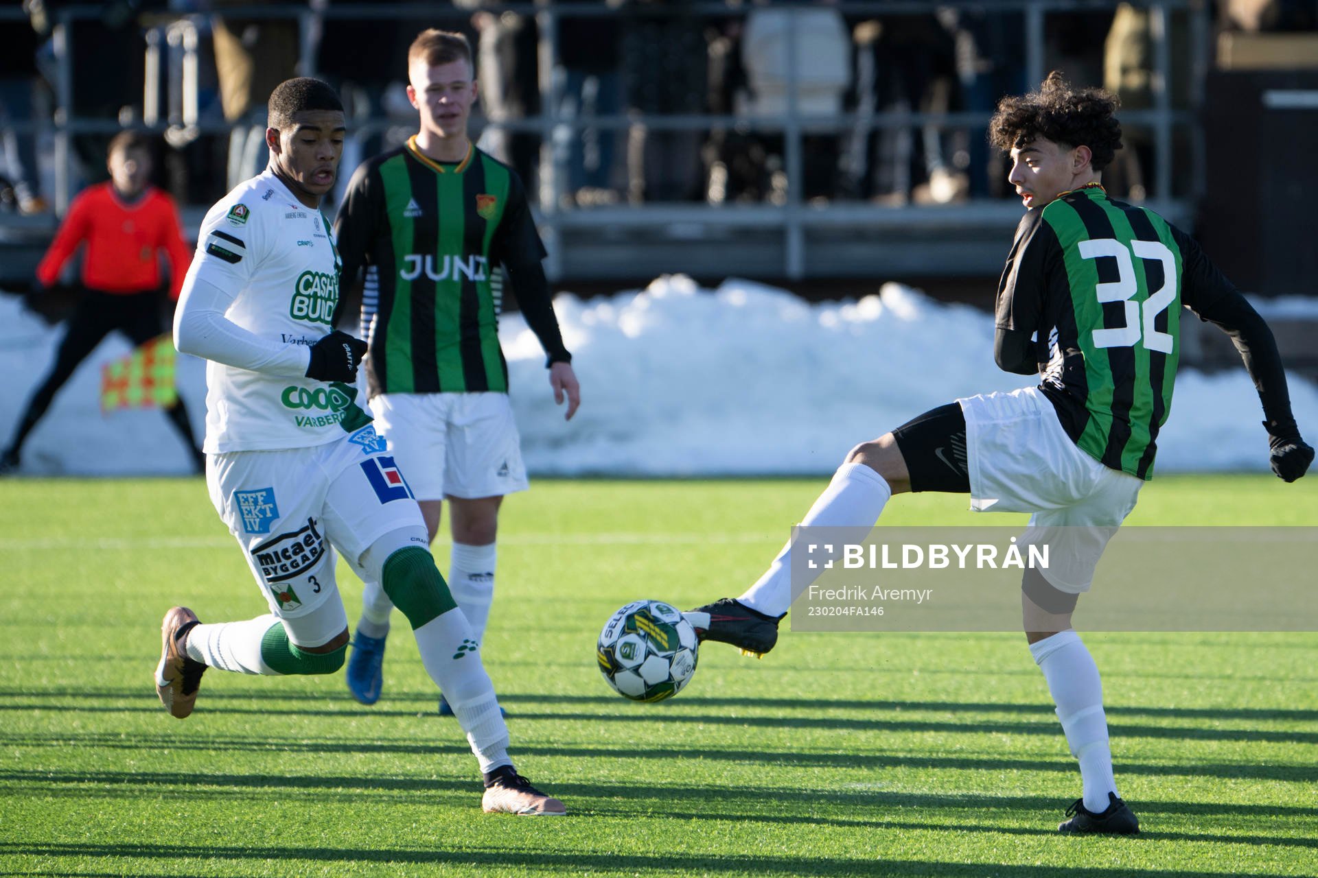 Varbergs Marcly Tshikupe och GAIS Mohamed Bawa under träningsmatchen mellan GAIS och Varberg den 4 februari 2023 i Göteborg. 