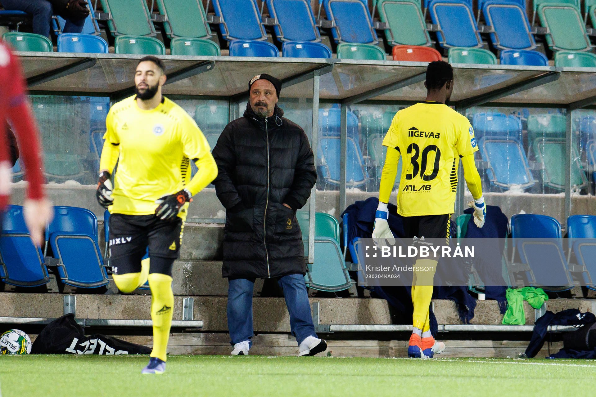 Utsiktens målvakt Mohamed Bonzo blir utbytt