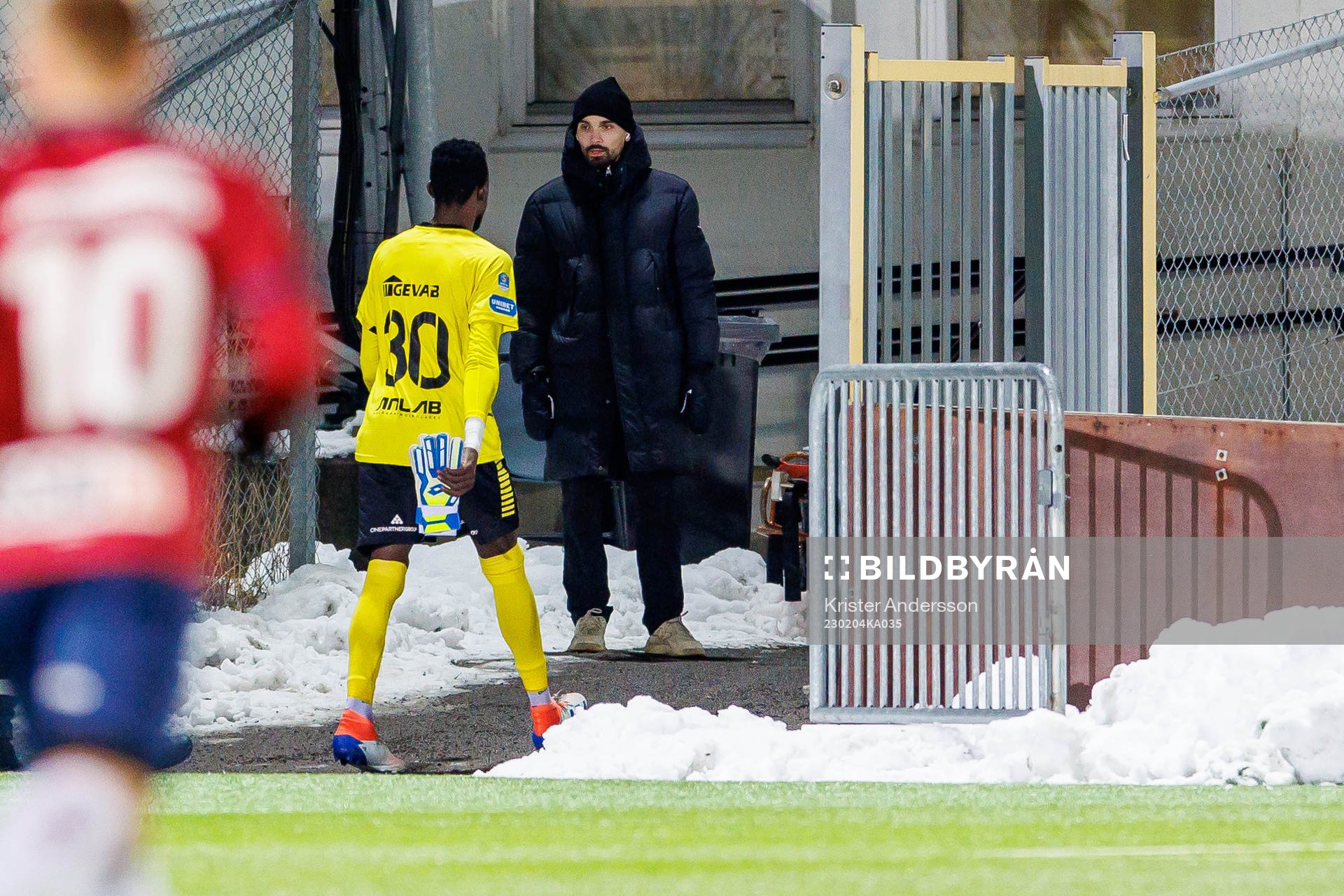 Utsiktens målvakt Mohamed Bonzo blir utbytt