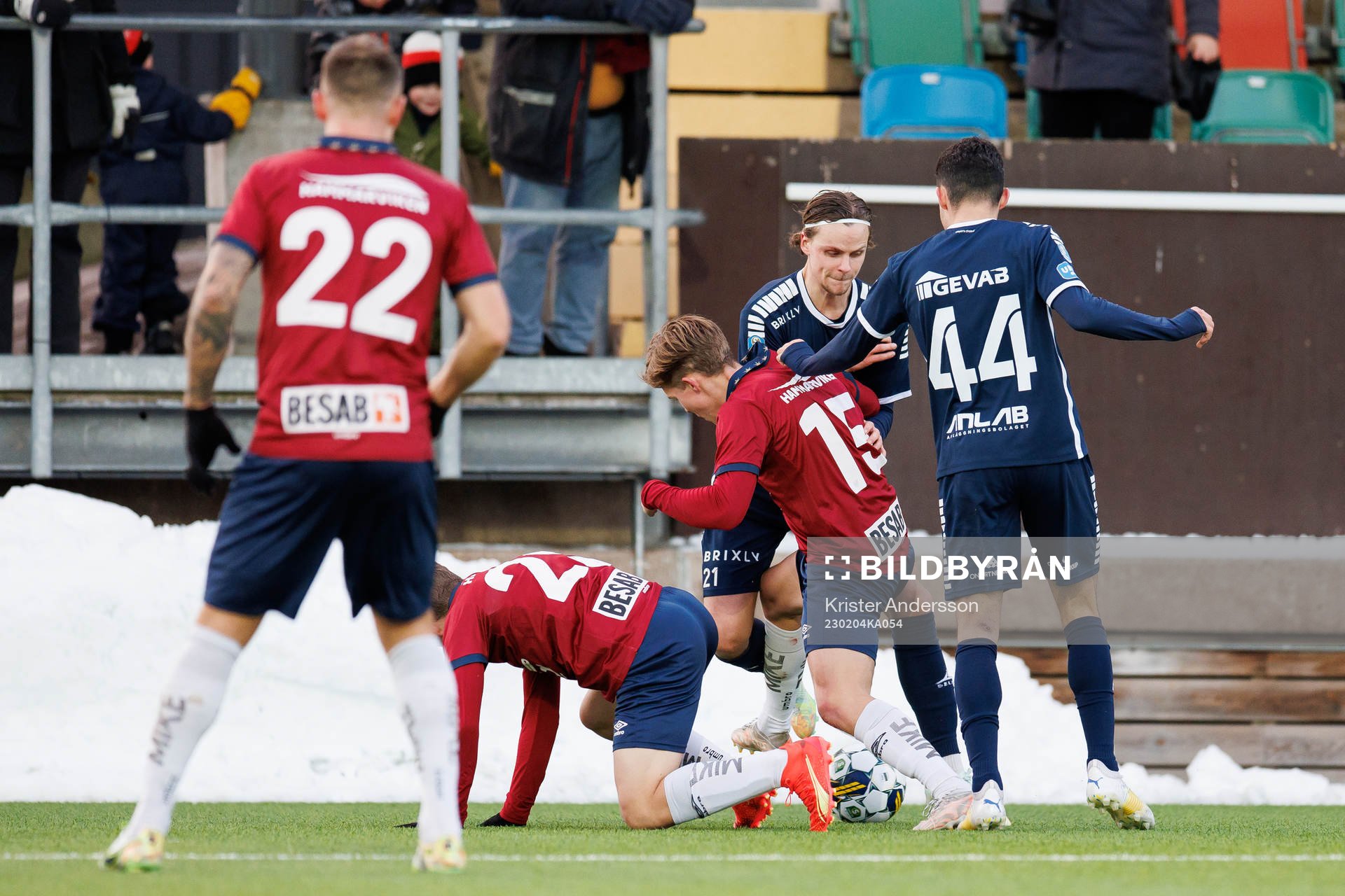 Utsiktens Martin Robiana i kamp med Örgrytes Isak Dahlqvist under träningsmatchen i fotboll mellan Utsikten och Örgryte den 4 februari 2023 i Göteborg.