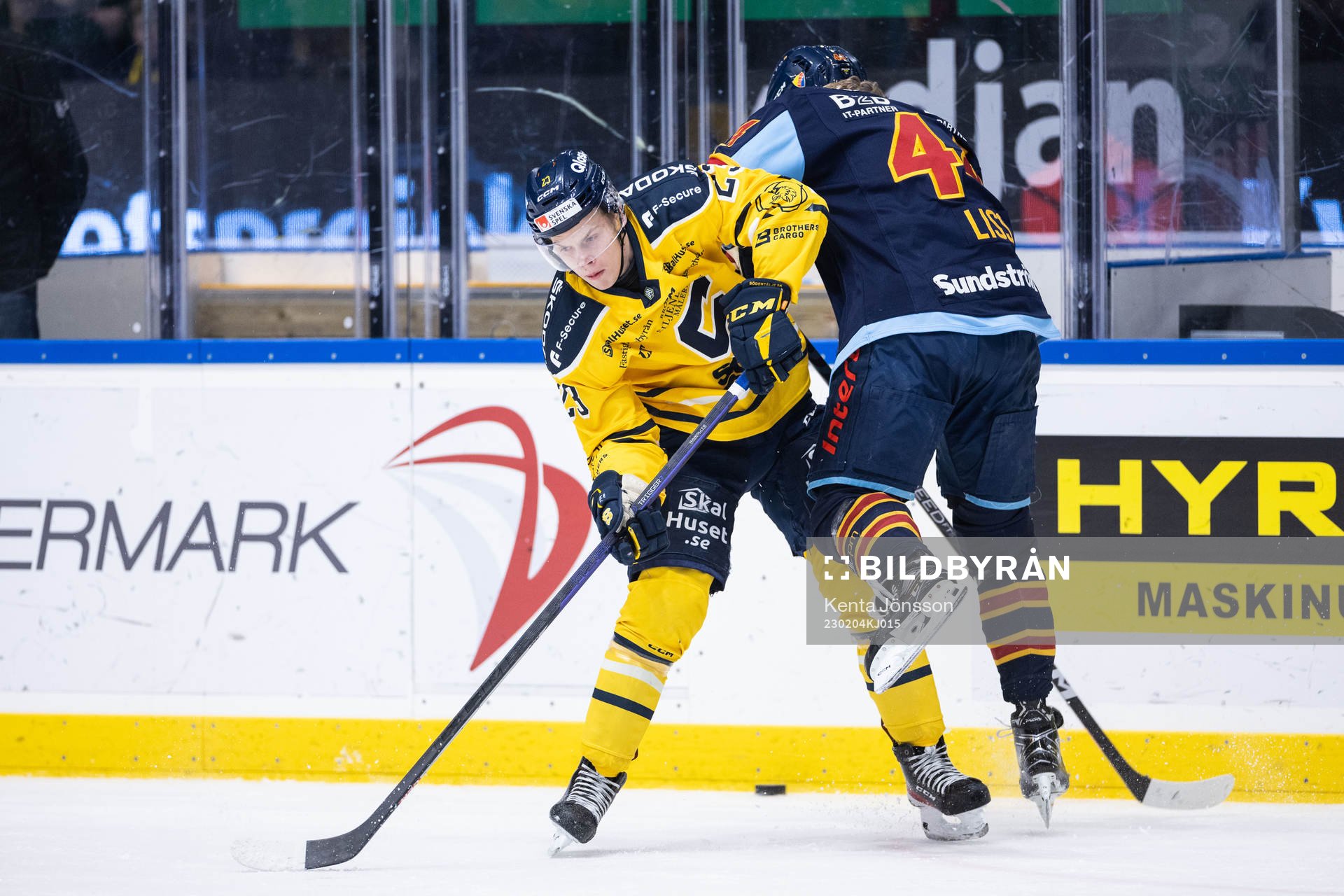 Södertäljes Nikola Pasic och Djurgårdens Olle Liss