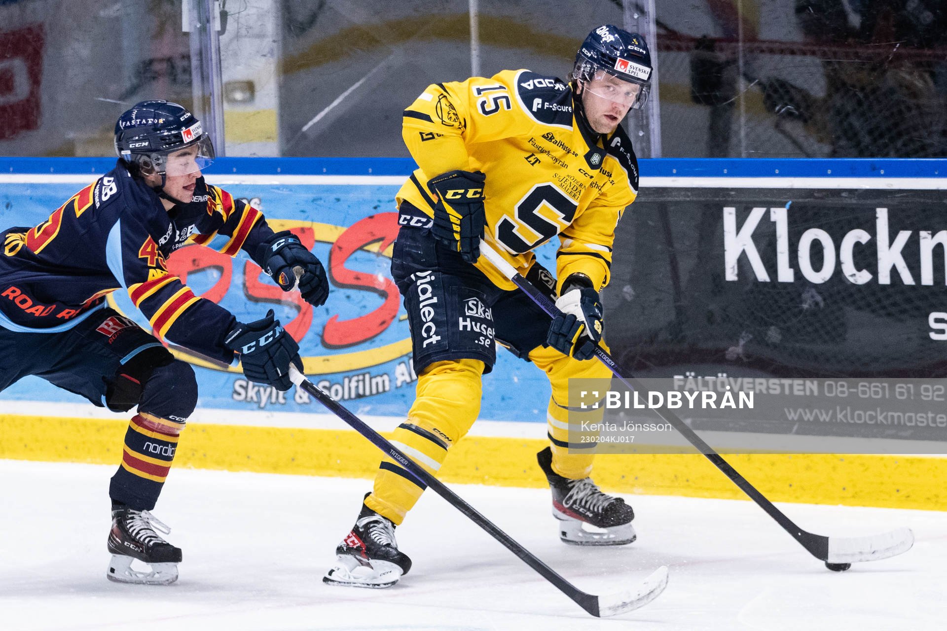 Djurgårdens Noah Östlund och Södertäljes Albin Carlson