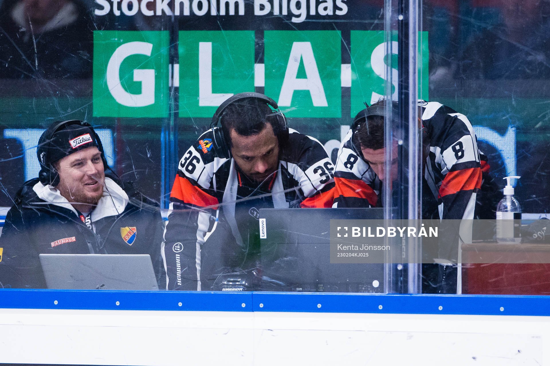 Domarna Fredrik Rönnberg  och Oscar Niklasson
