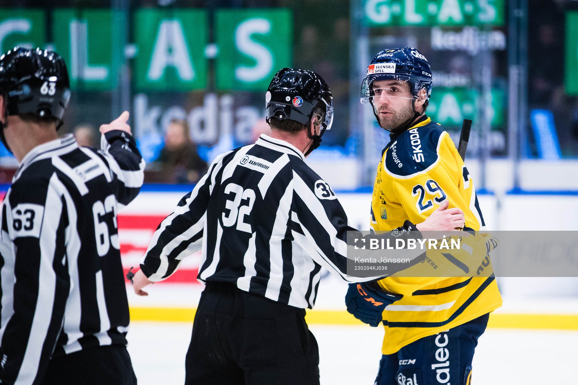 Södertäljes Amil Krupic i diskussion med Djurgårdens