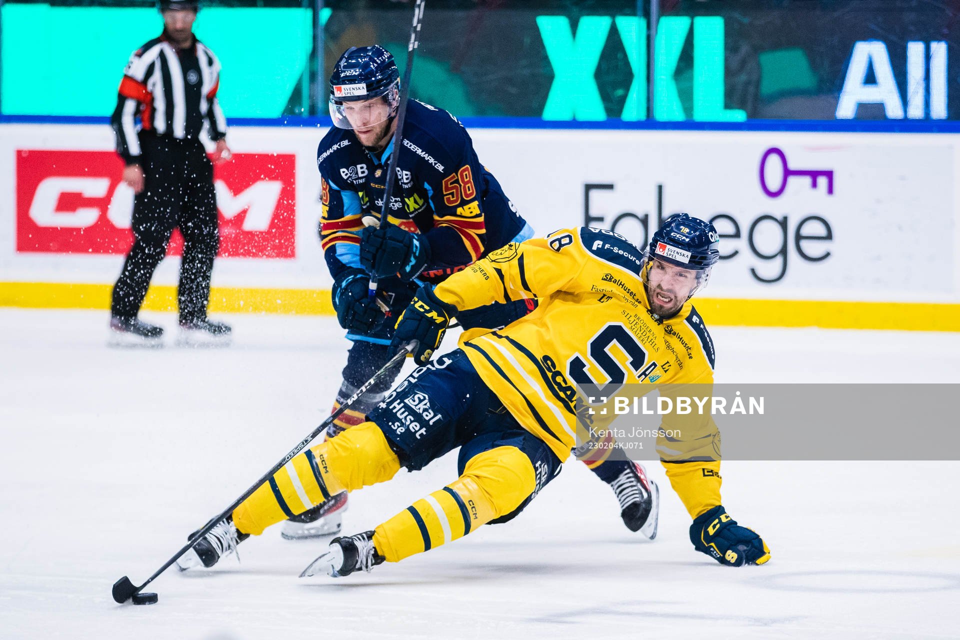 Djurgårdens Fredrik Forsberg och Södertäljes Linus Videll