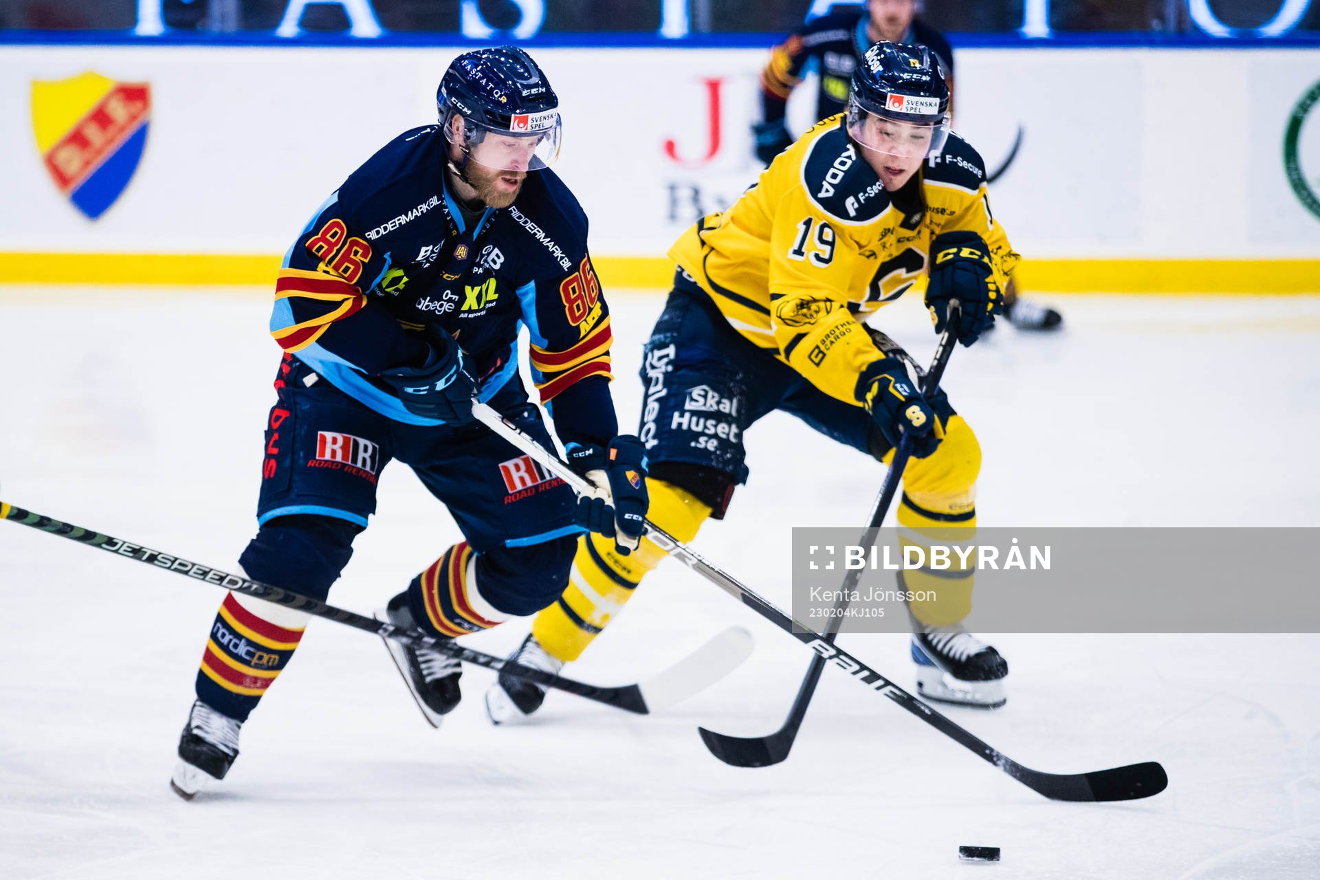 Djurgårdens Linus Klasen och Södertäljes Lucas Carlsson