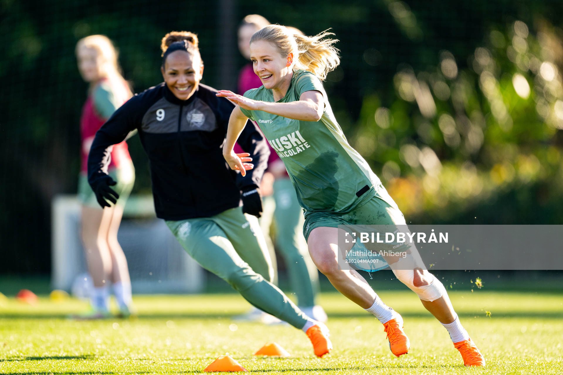 Madelen Janogy och Adelina Engman