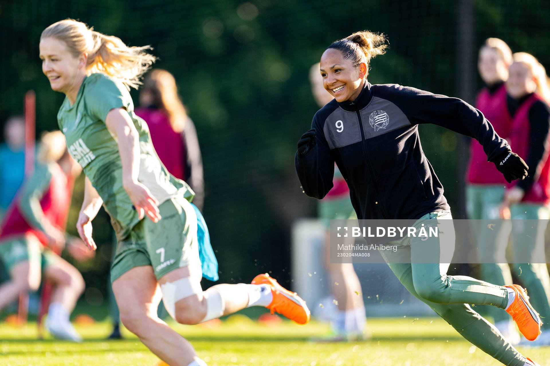 Madelen Janogy och Adelina Engman