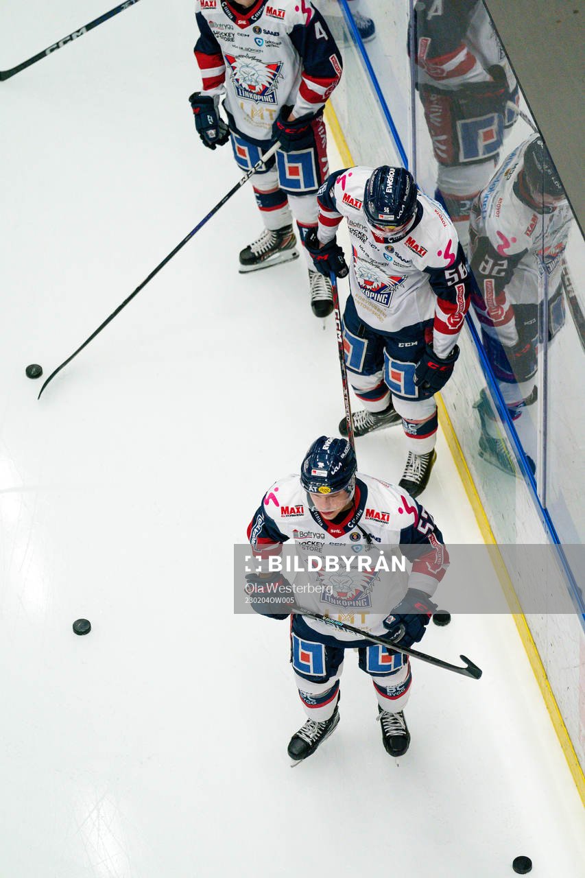 Linköpings spelare före ishockeymatchen i SHL mellan