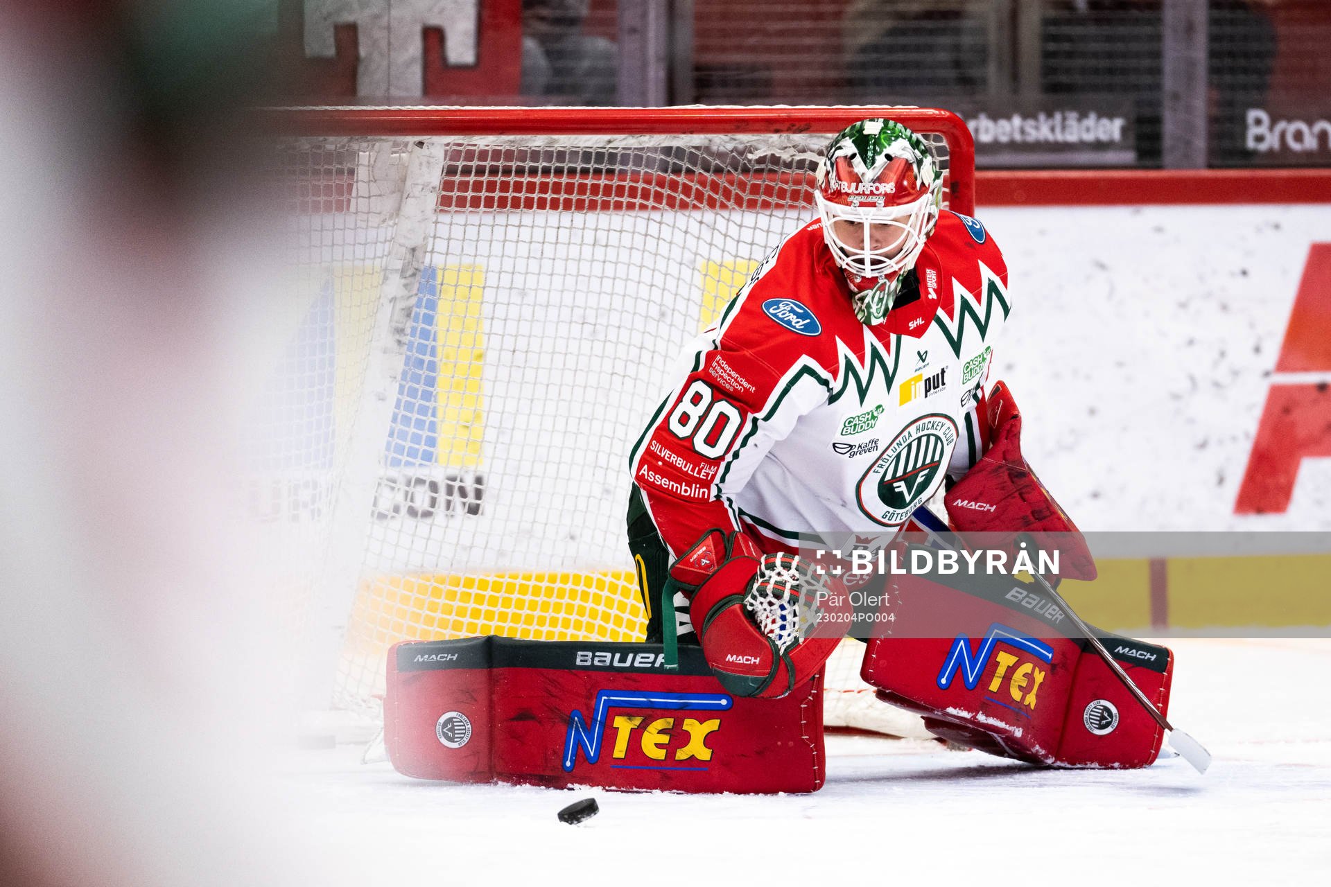 Frölundas målvakt Frederik Dichow innan  ishockeymatchen