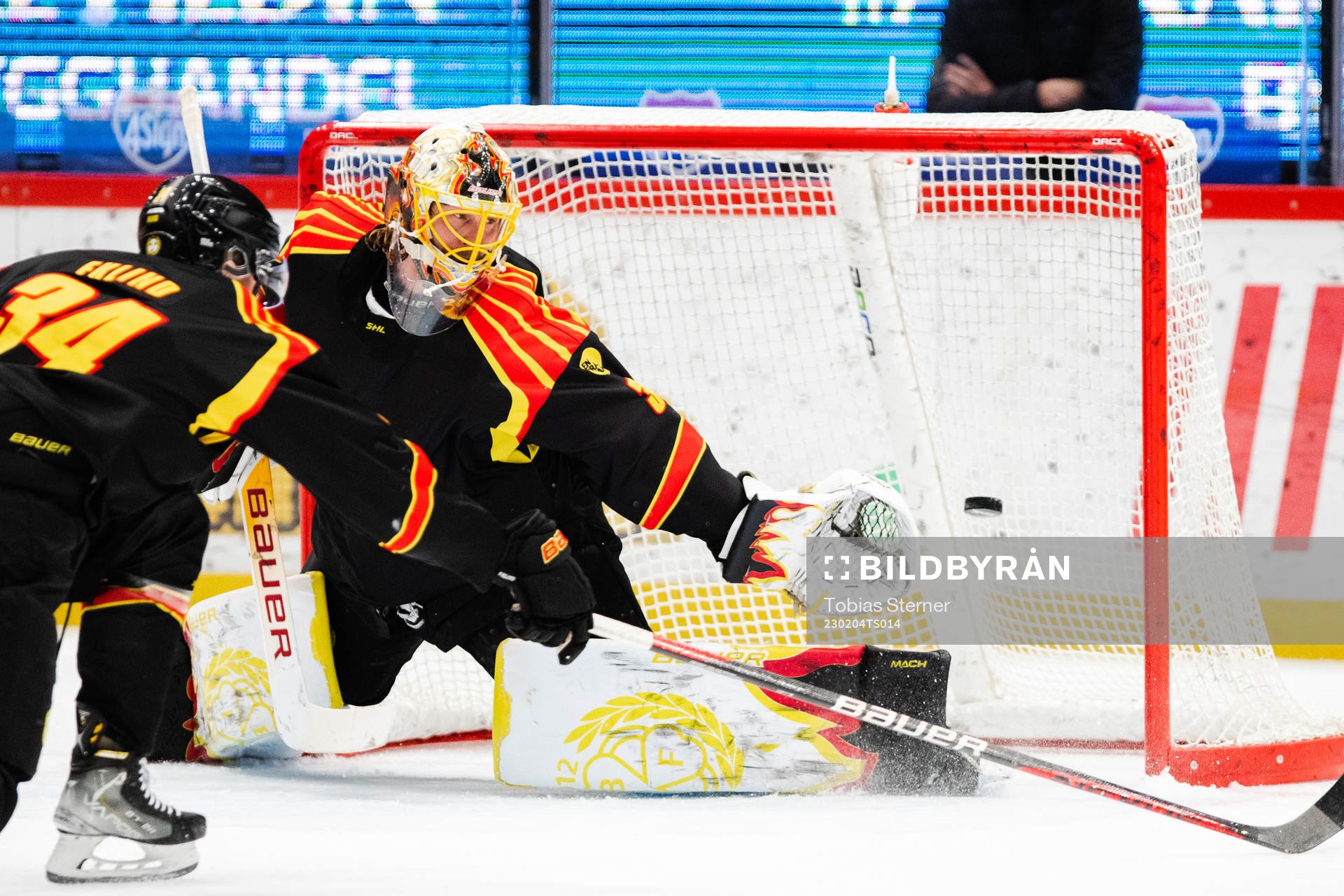 Rögles Adam Tambellini (ej i bild) gör 0-1 bakom Brynäs