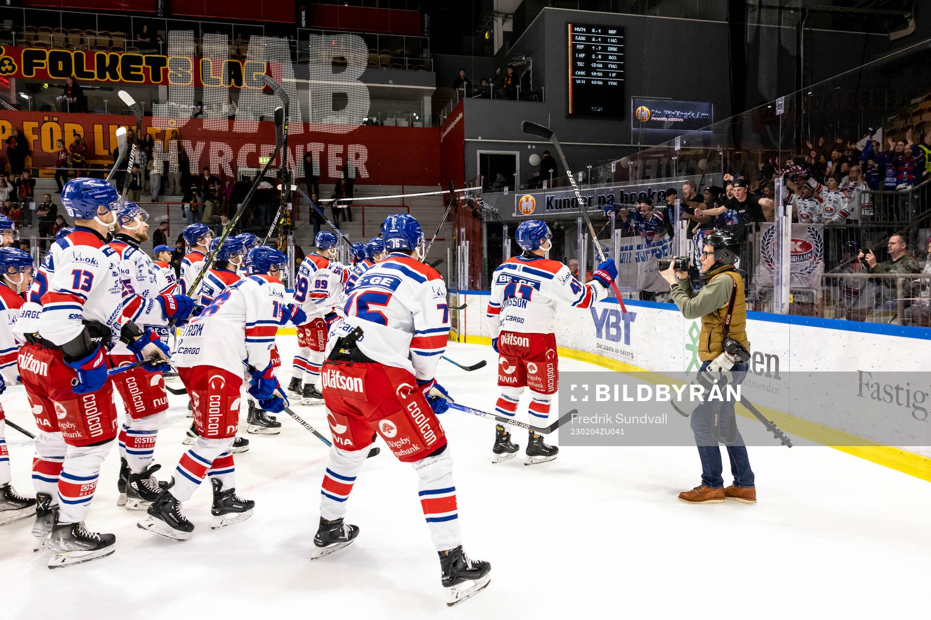 Oskarshamns spelare jublar med supportrar