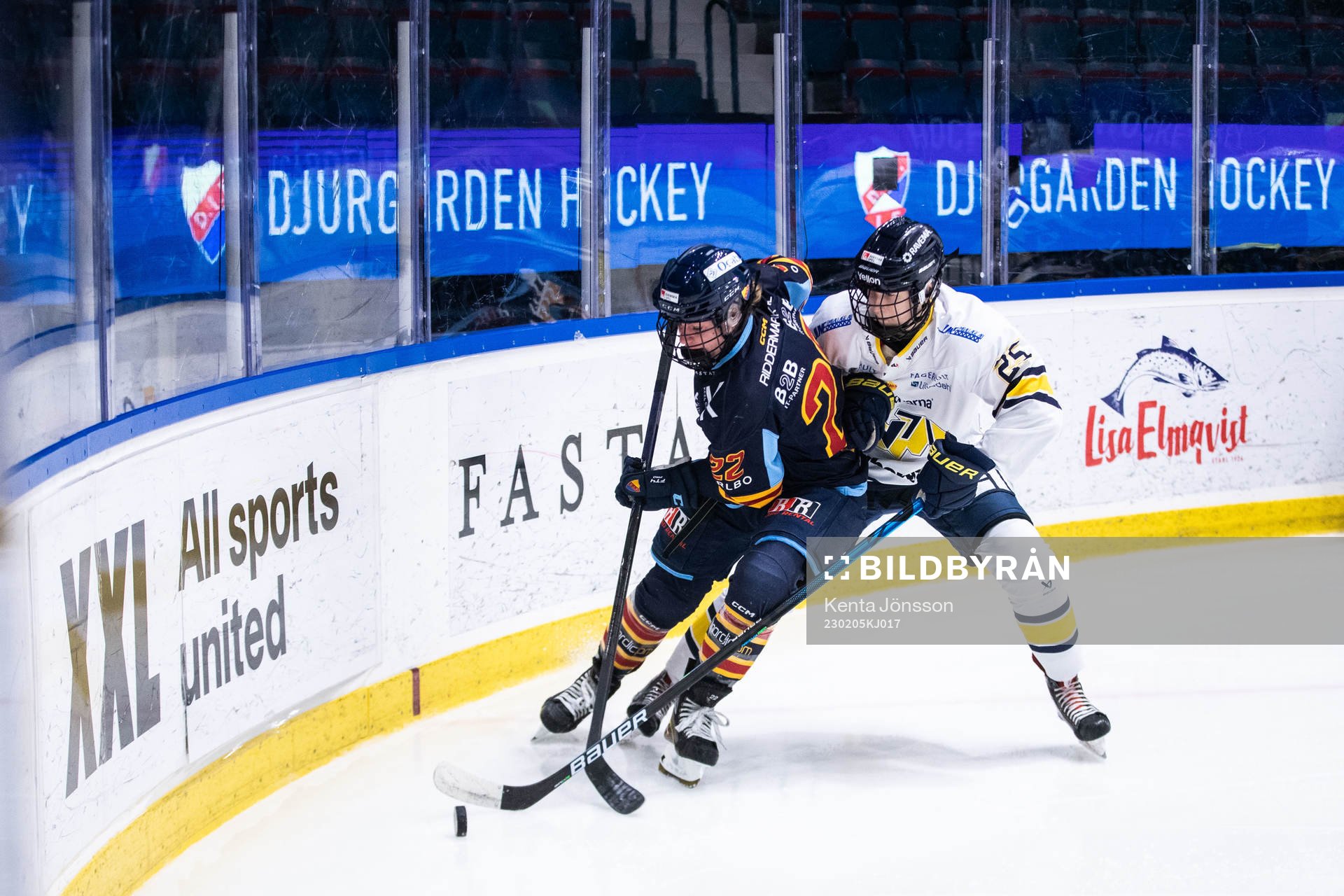 Djurgårdens Marie Delarbre och HV71s Nathalie Carlsson