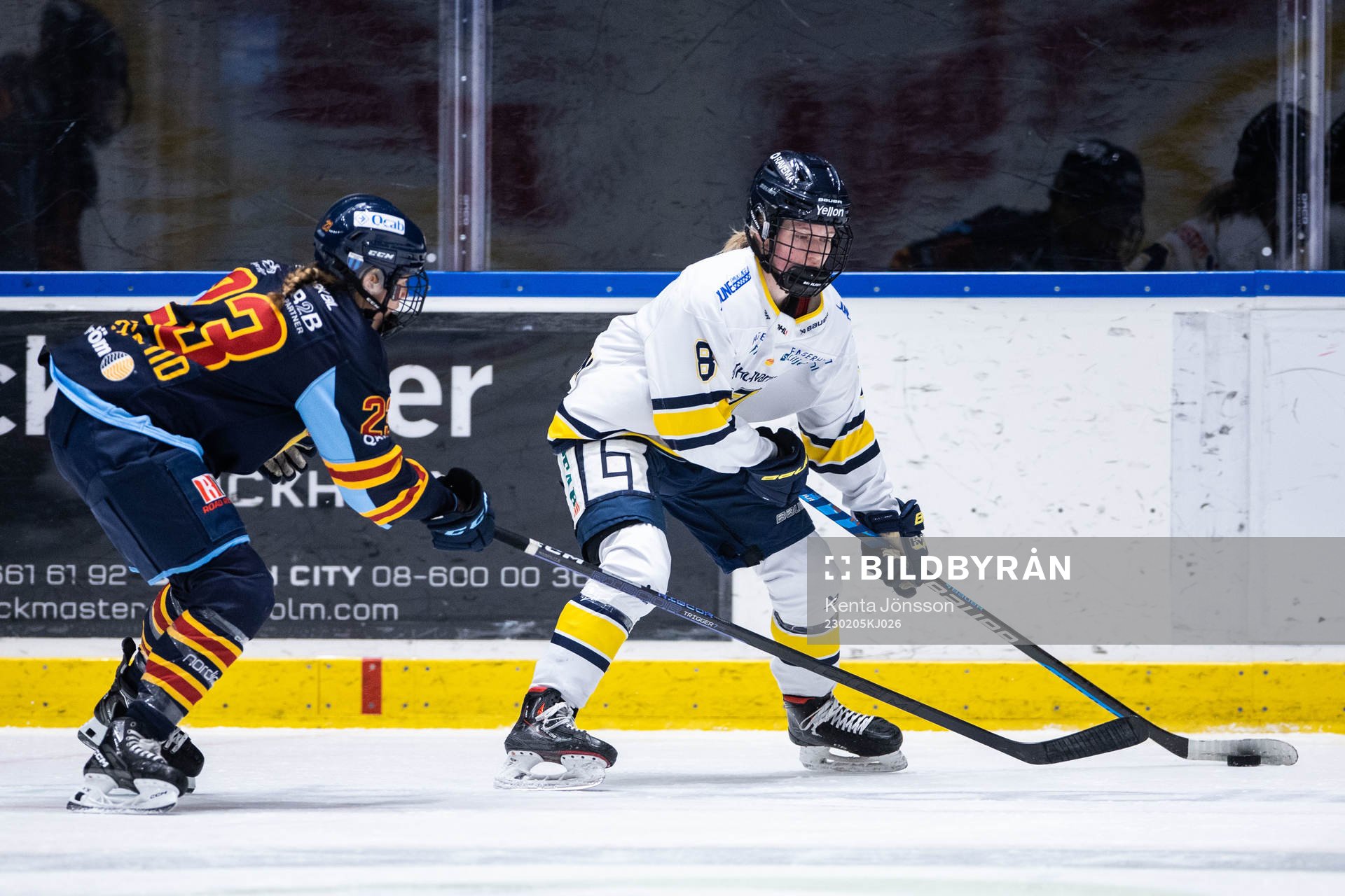 Djurgårdens Tanja Eisenschmid och HV71s Hilda Svensson