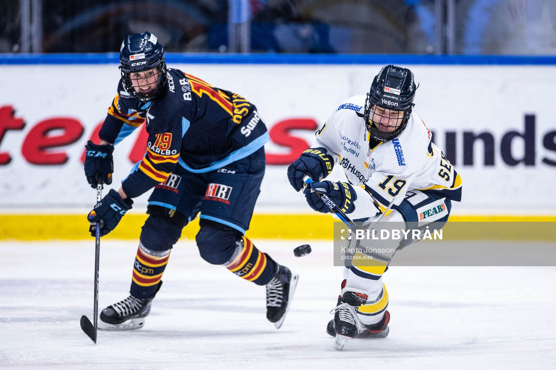 Djurgårdens Julia Östlund och HV71s Klara Seroiszkova
