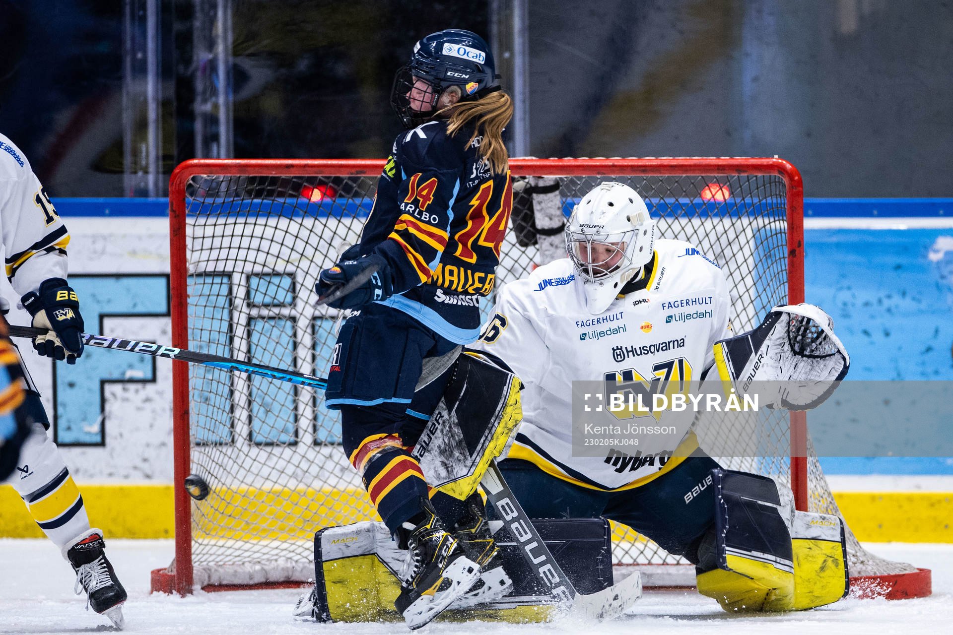 Djurgårdens Alexis Mauermann och HV71s målvakt Anni
