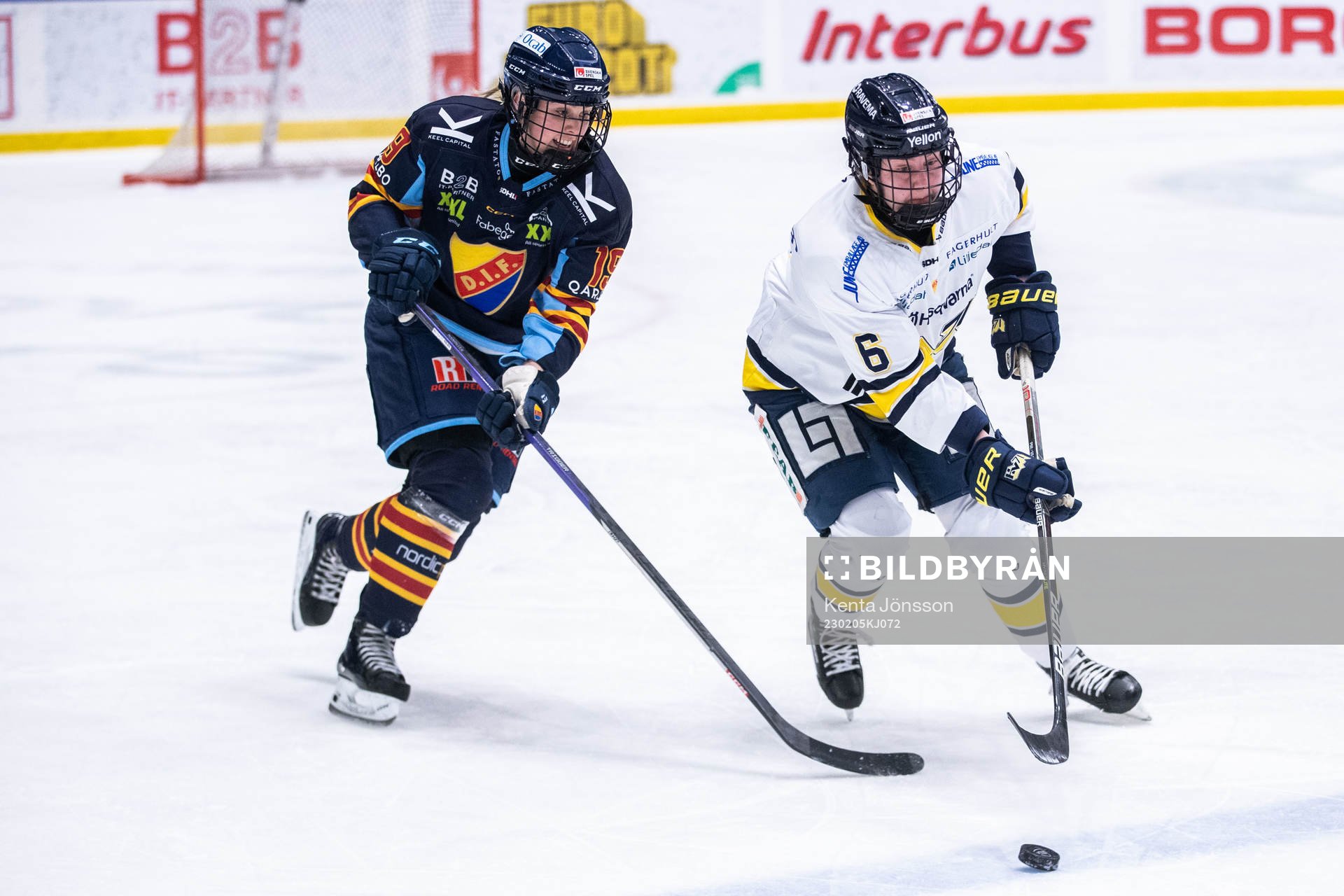 Djurgårdens Julia Östlund och HV71s Charlotte Wittich