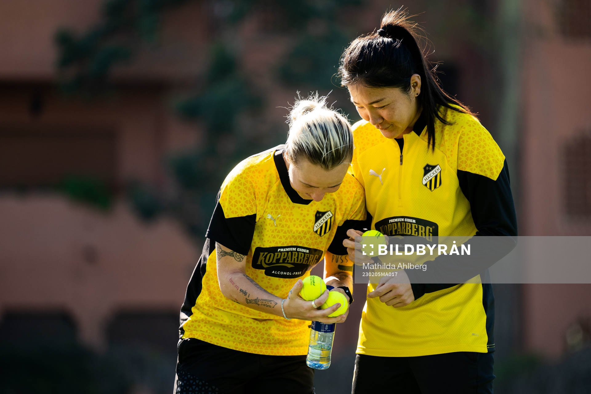 Marika Bergman Lundin och målvakt Younggeul Yoon