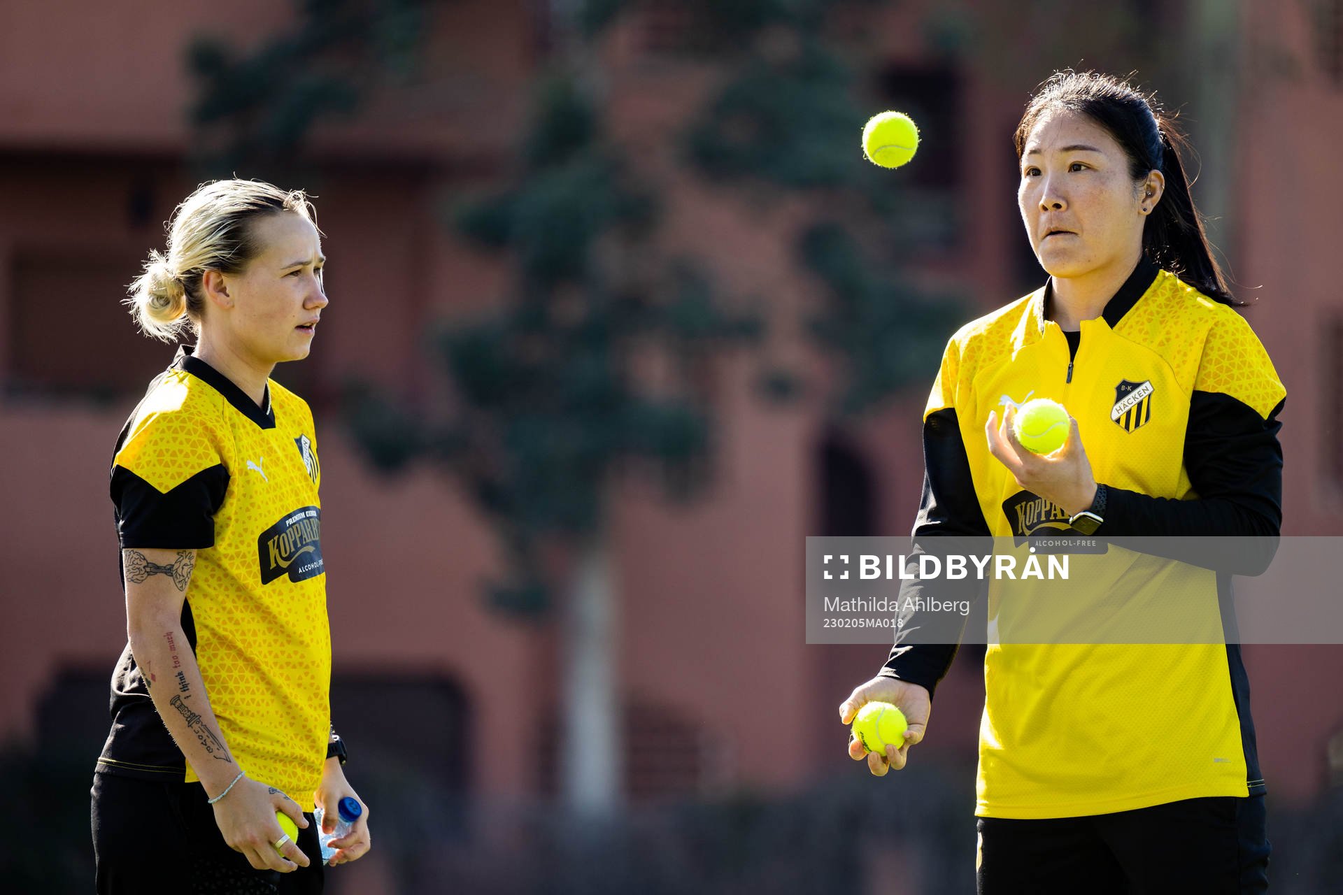 Marika Bergman Lundin och målvakt Younggeul Yoon