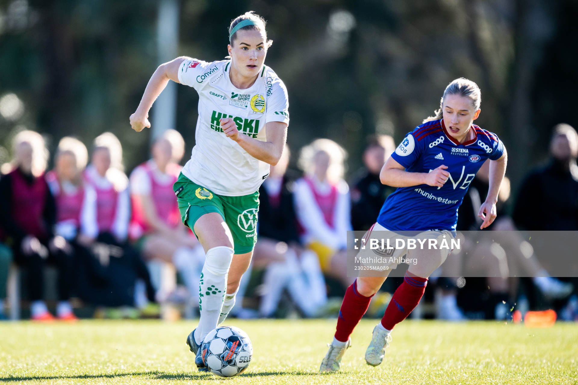 Eva Nyström of Hammarby and Karina Saevik of Vålerenga