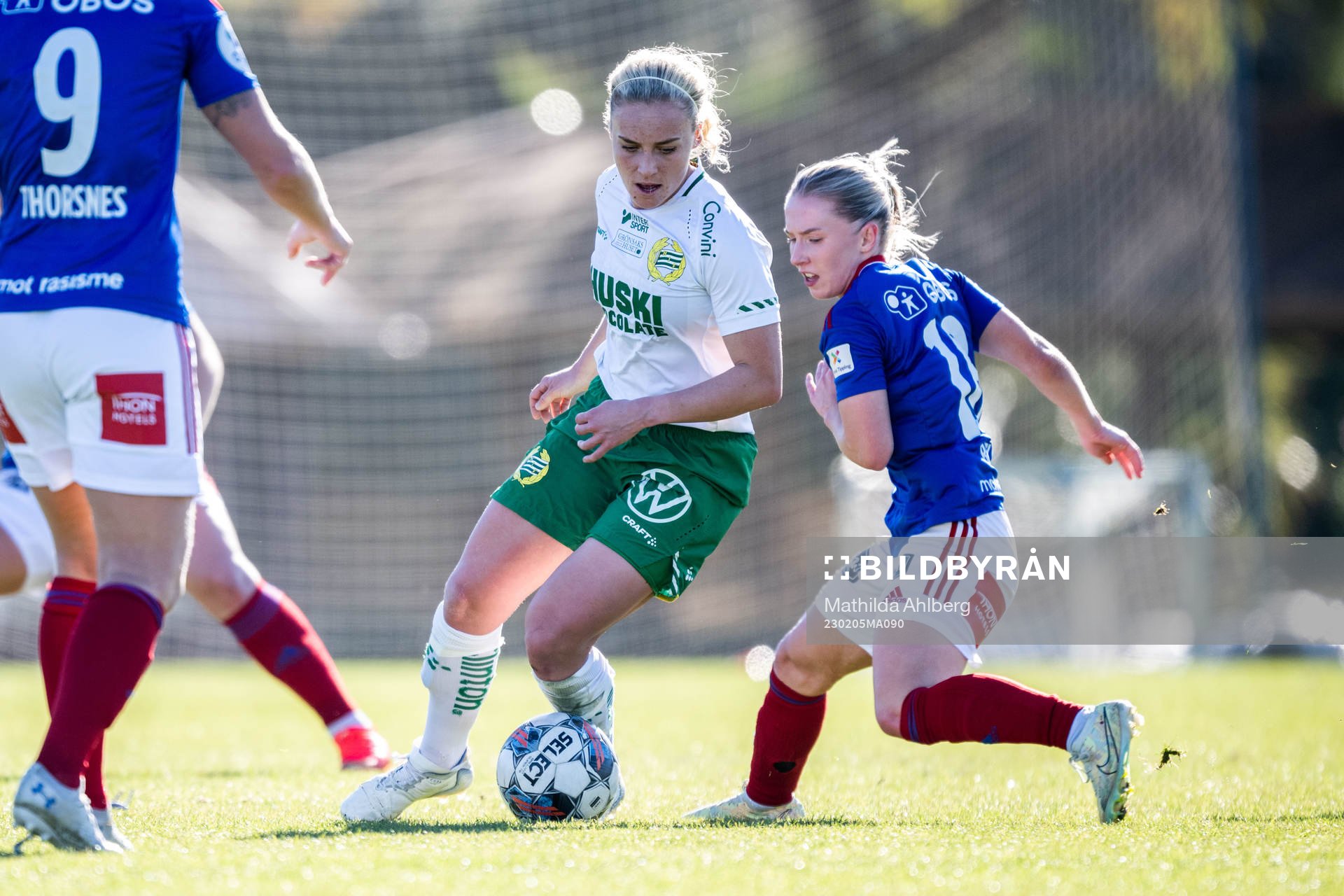 Ellen Gibson of Hammarby and Thea Bjelde of Vålerenga