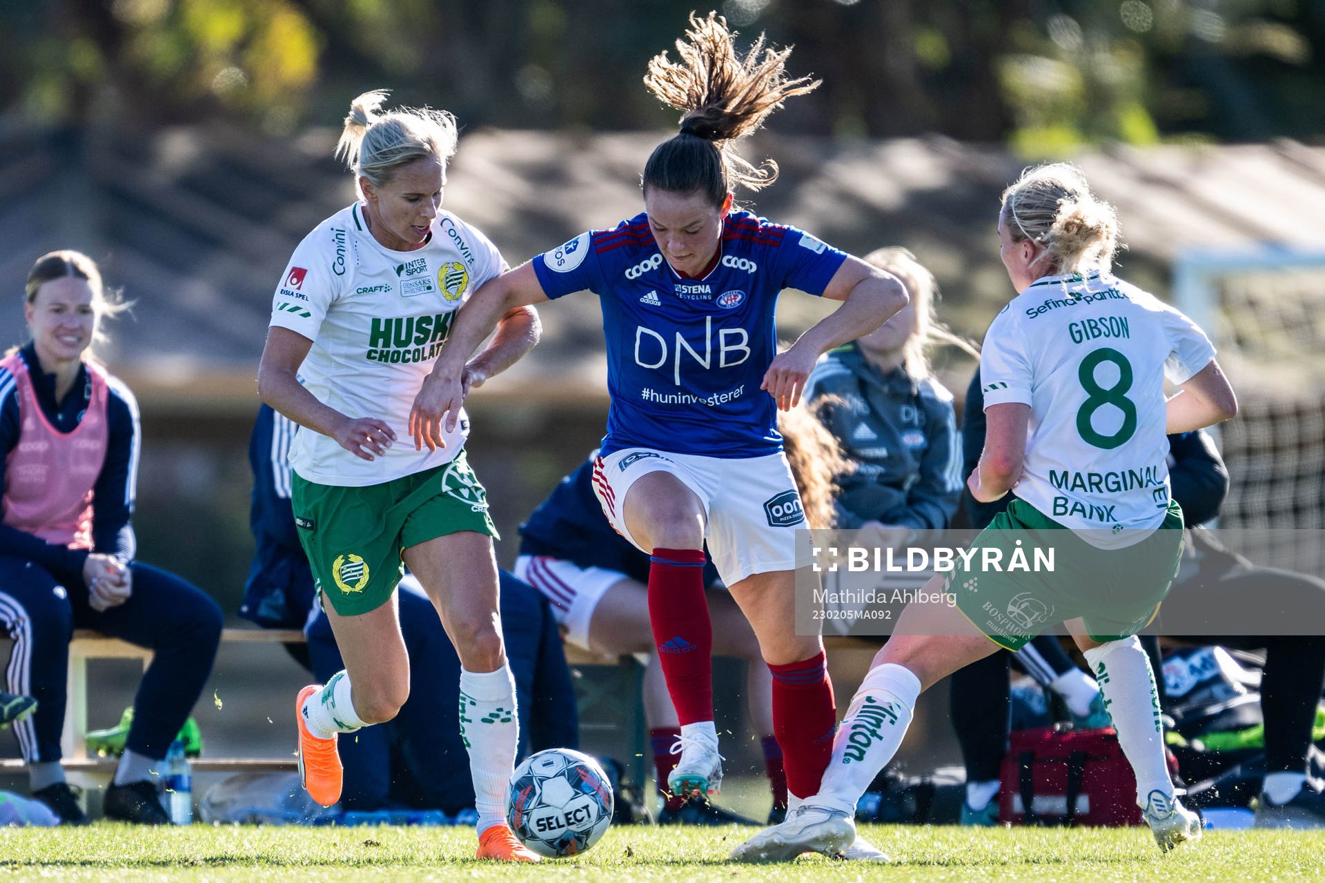 Janni Thomsen of Vålerenga against Jonna Andersson and
