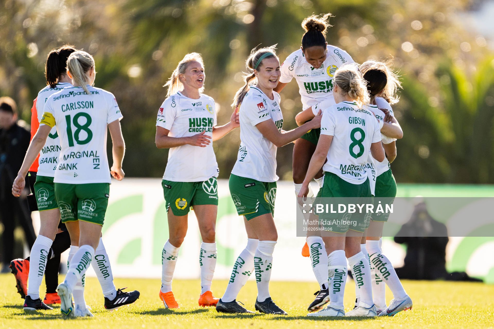 Madelen Janogy and teammates of Hammarby celebrate 1-1 by