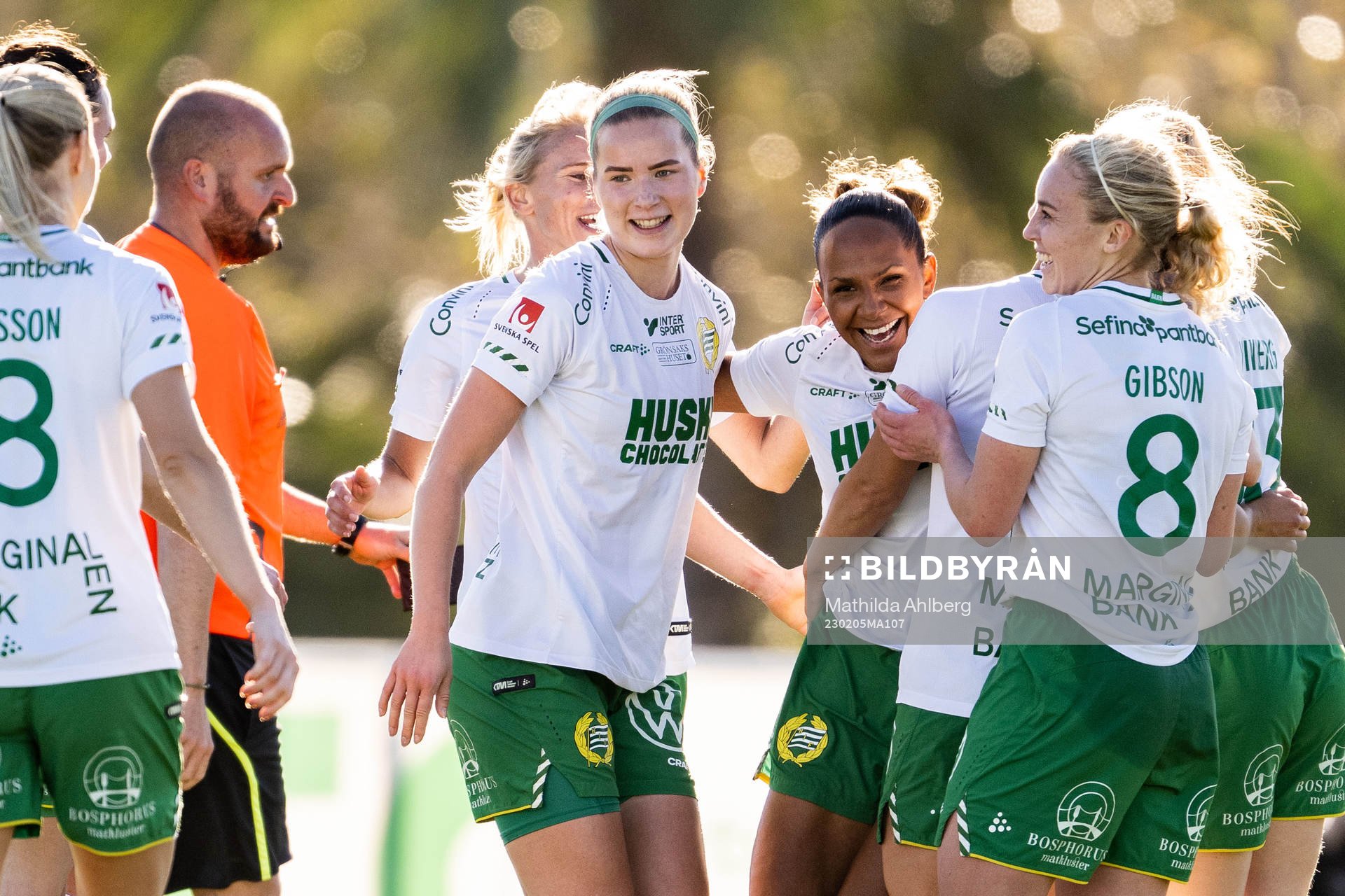 Madelen Janogy and teammates of Hammarby celebrate 1-1 by
