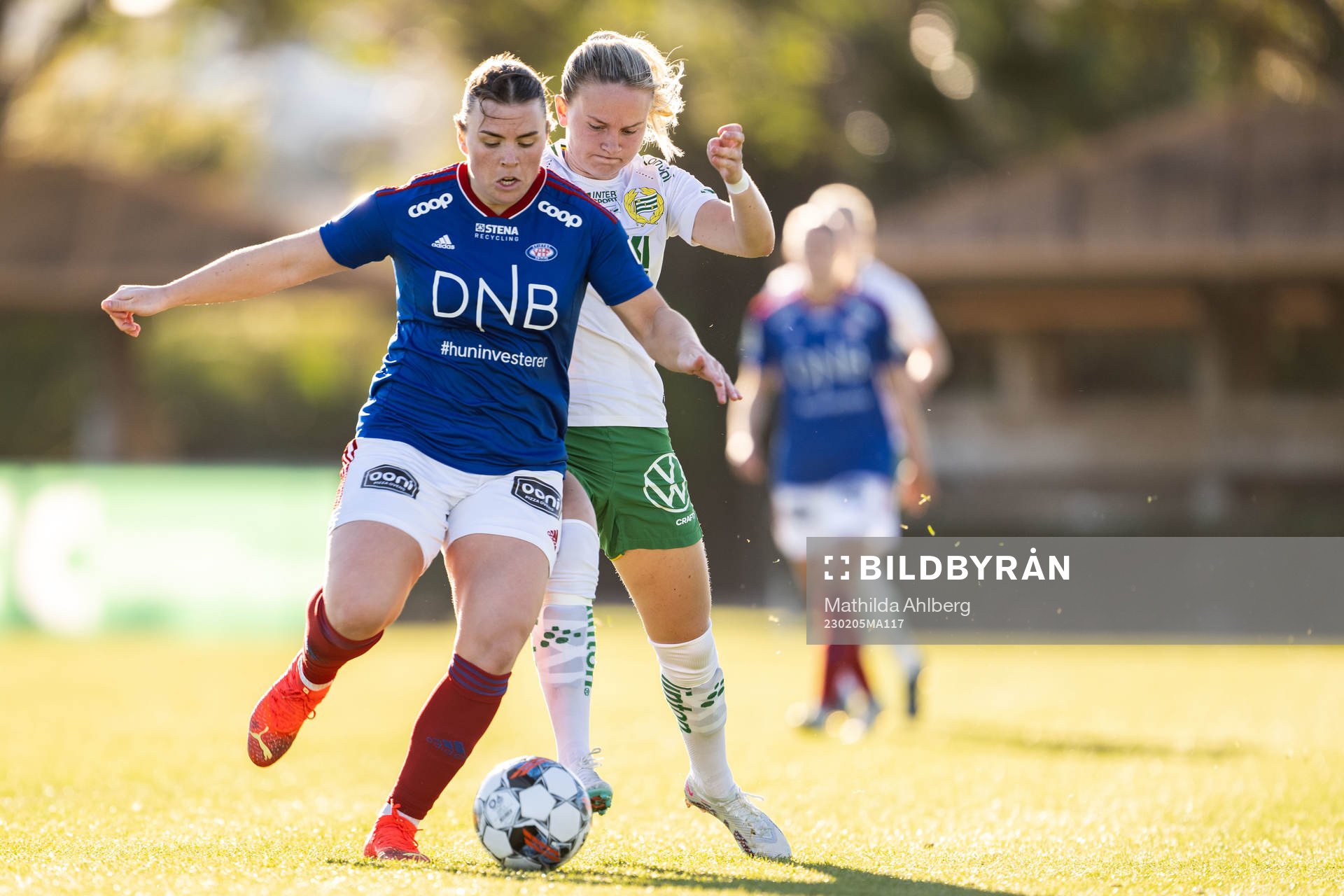 Stine Ballisager Pedersen of Vålerenga and Matilda Vinberg