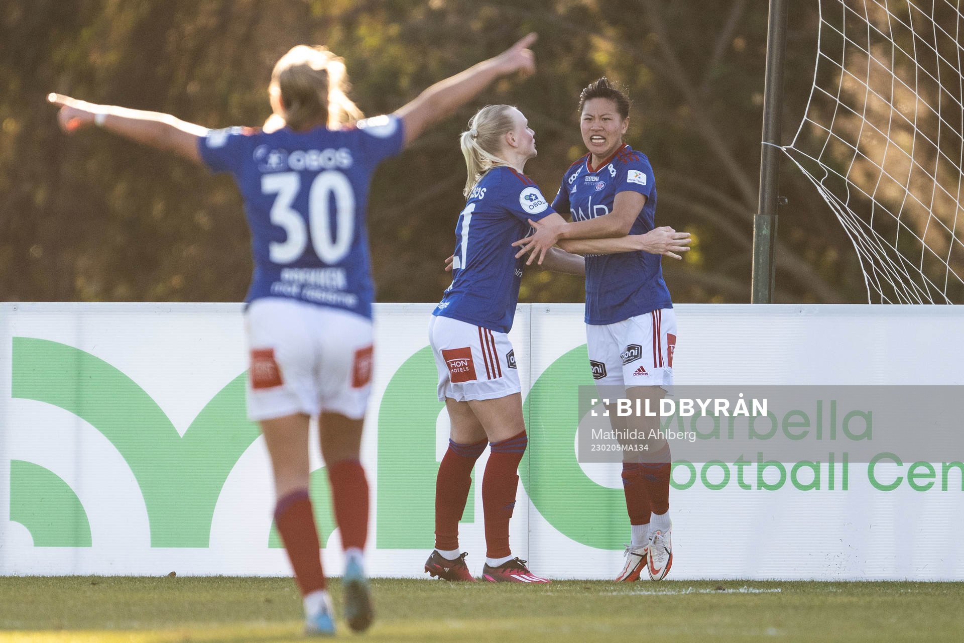 Ylinn Tennebø of Vålerenga celebrate scoring 2-1