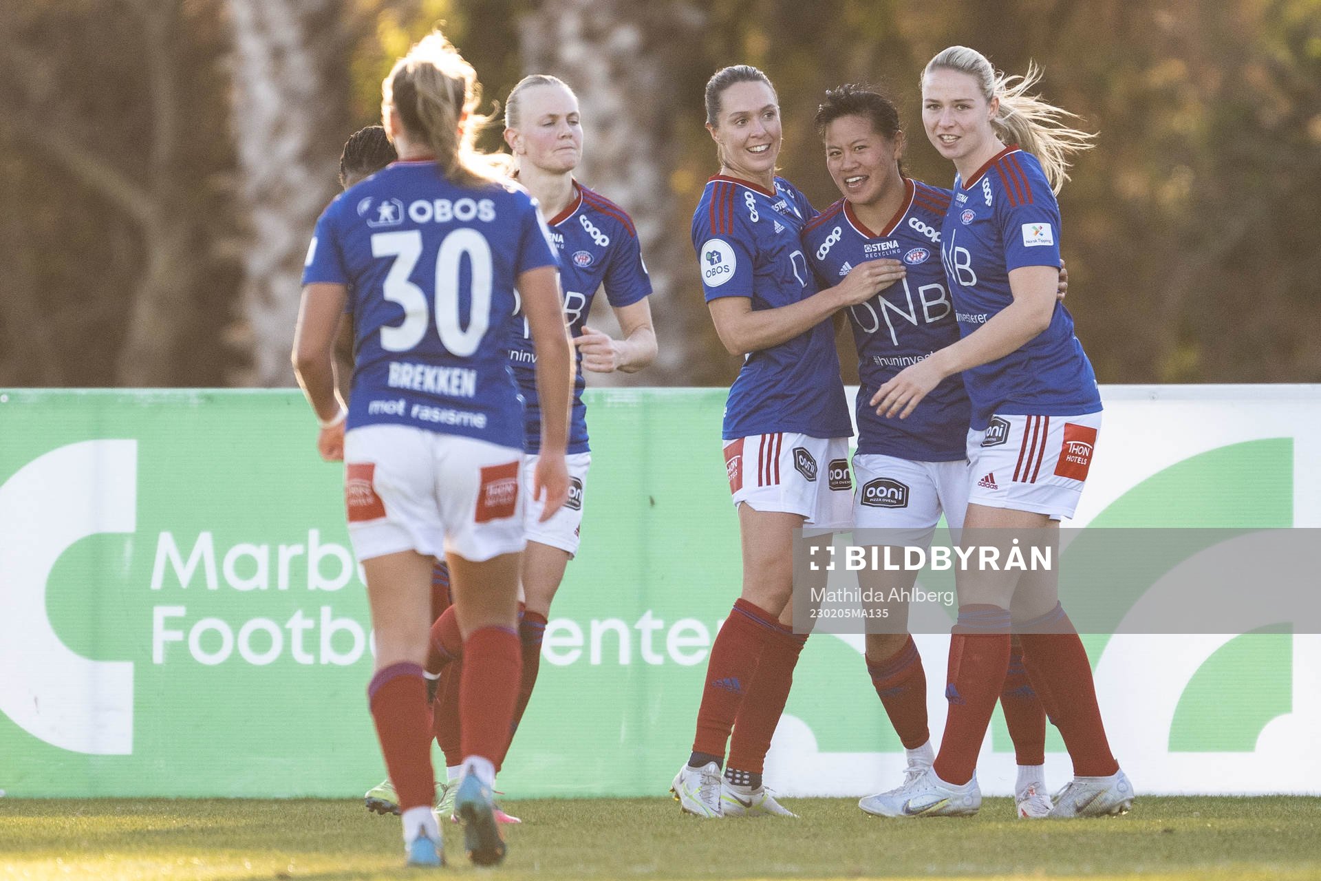 Ylinn Tennebø of Vålerenga celebrate scoring 2-1