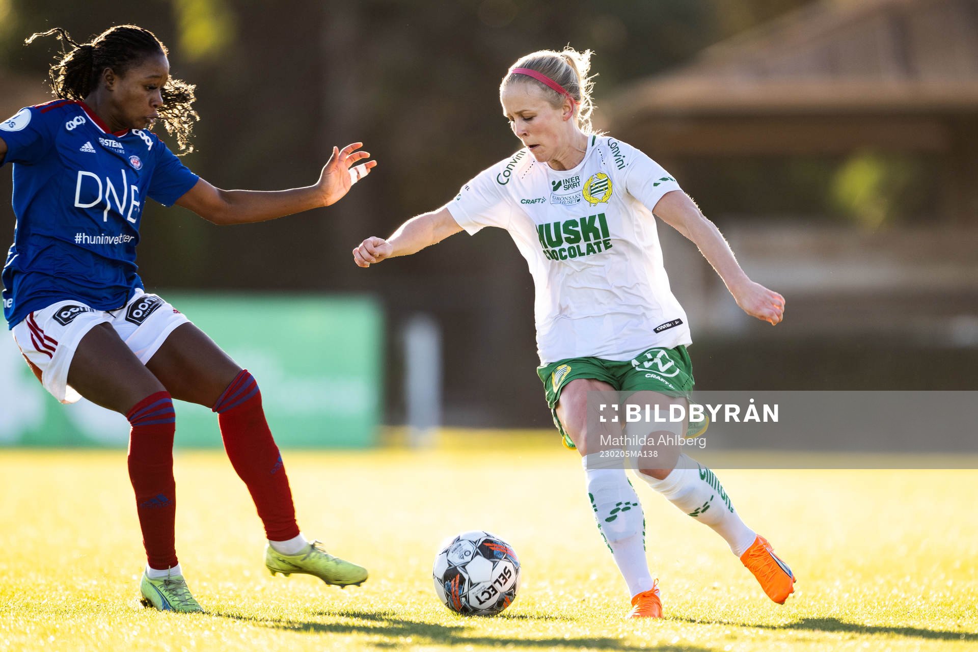 Ylinn Tennebø of Vålerenga and Adelina Engman of Hammarby