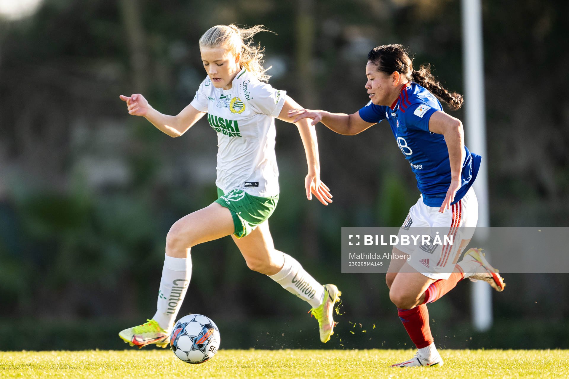 Smilla Holmberg of Hammarby and Ylinn Tennebø of Vålerenga