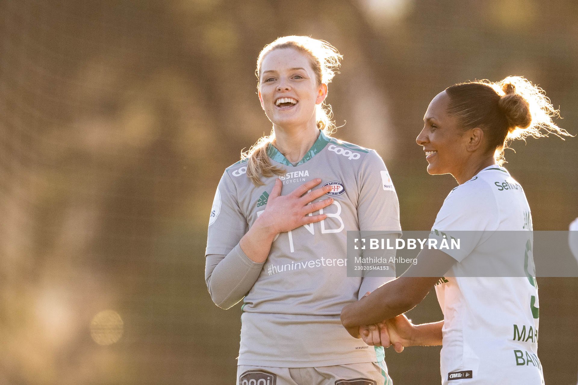 Goalkeeper Guro Pettersen of Vålerenga and Madelen Janogy